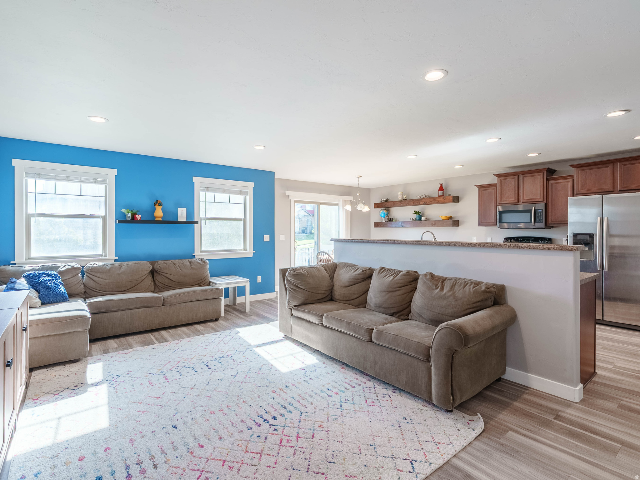 Beautiful townhome in the heart of Herriman close to Mountan View Corridor. No pesky yard to take care of.