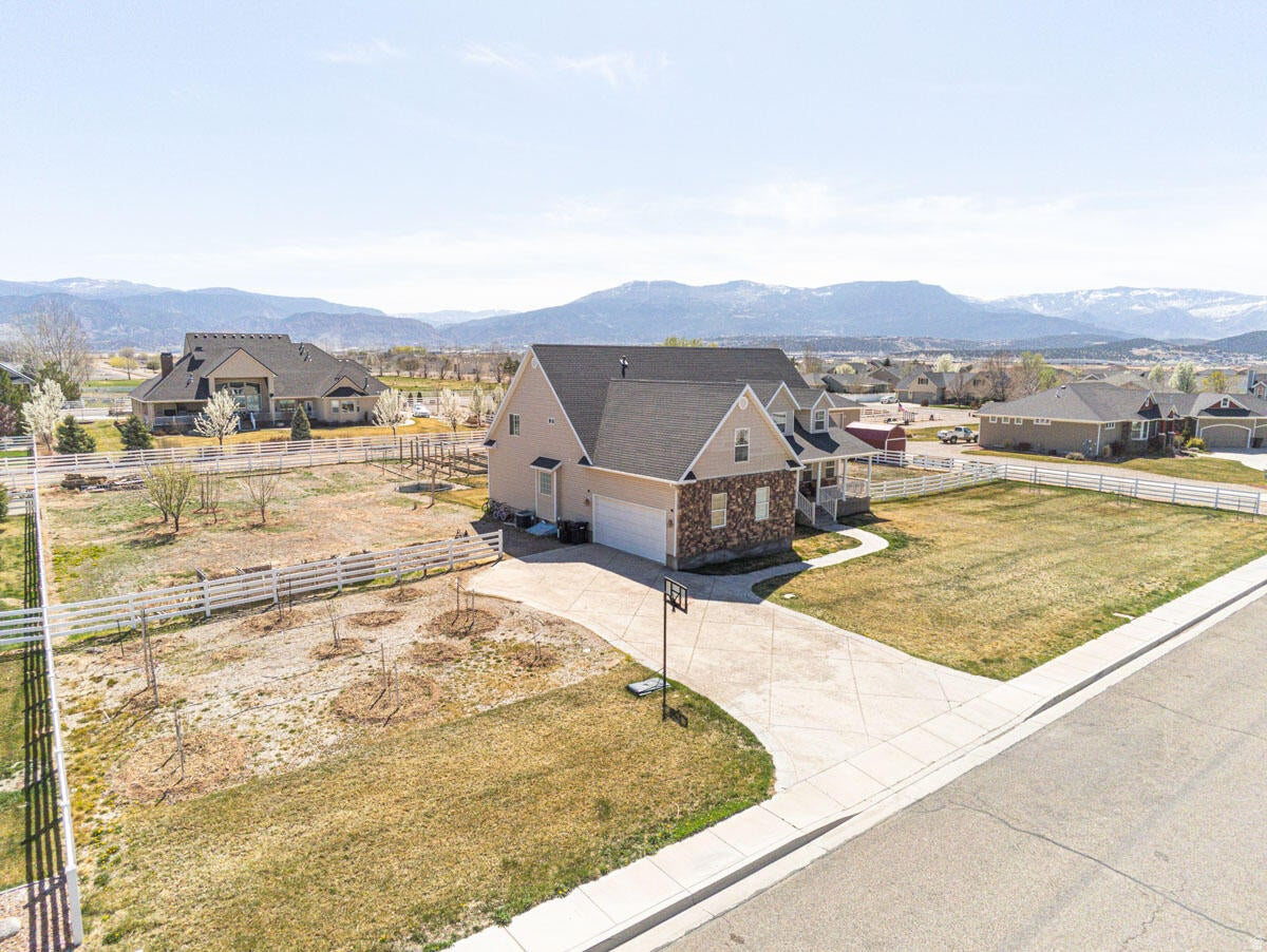 EQUESTRIAN POINTE - Residential