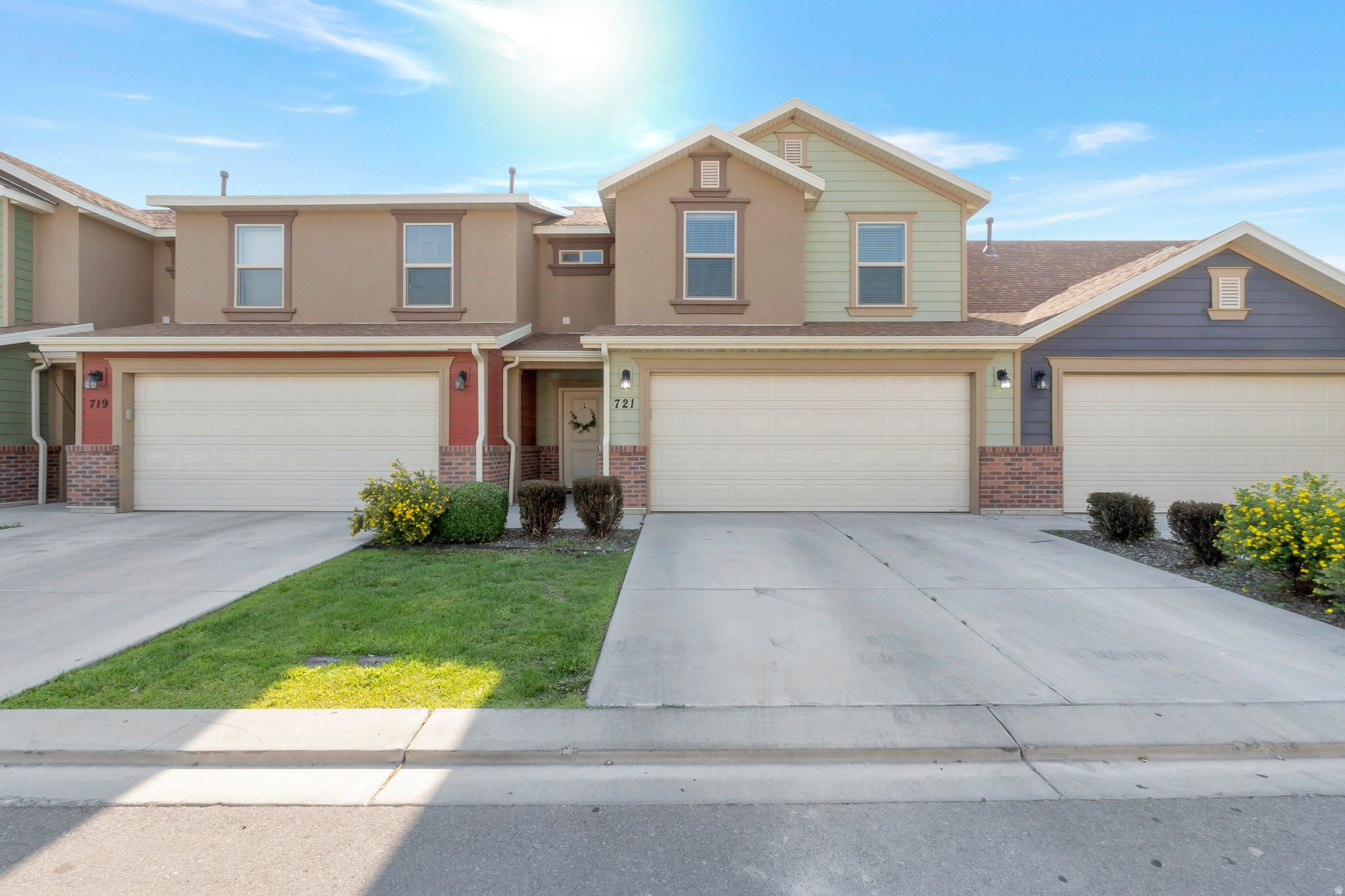 Spacious townhouse in a quiet, desirable community! Features open layout, large bedrooms, quartz counters, and prime location across from Spanish Fork Sports Park. Close to shopping, dining & freeway-perfect blend of comfort and lifestyle!