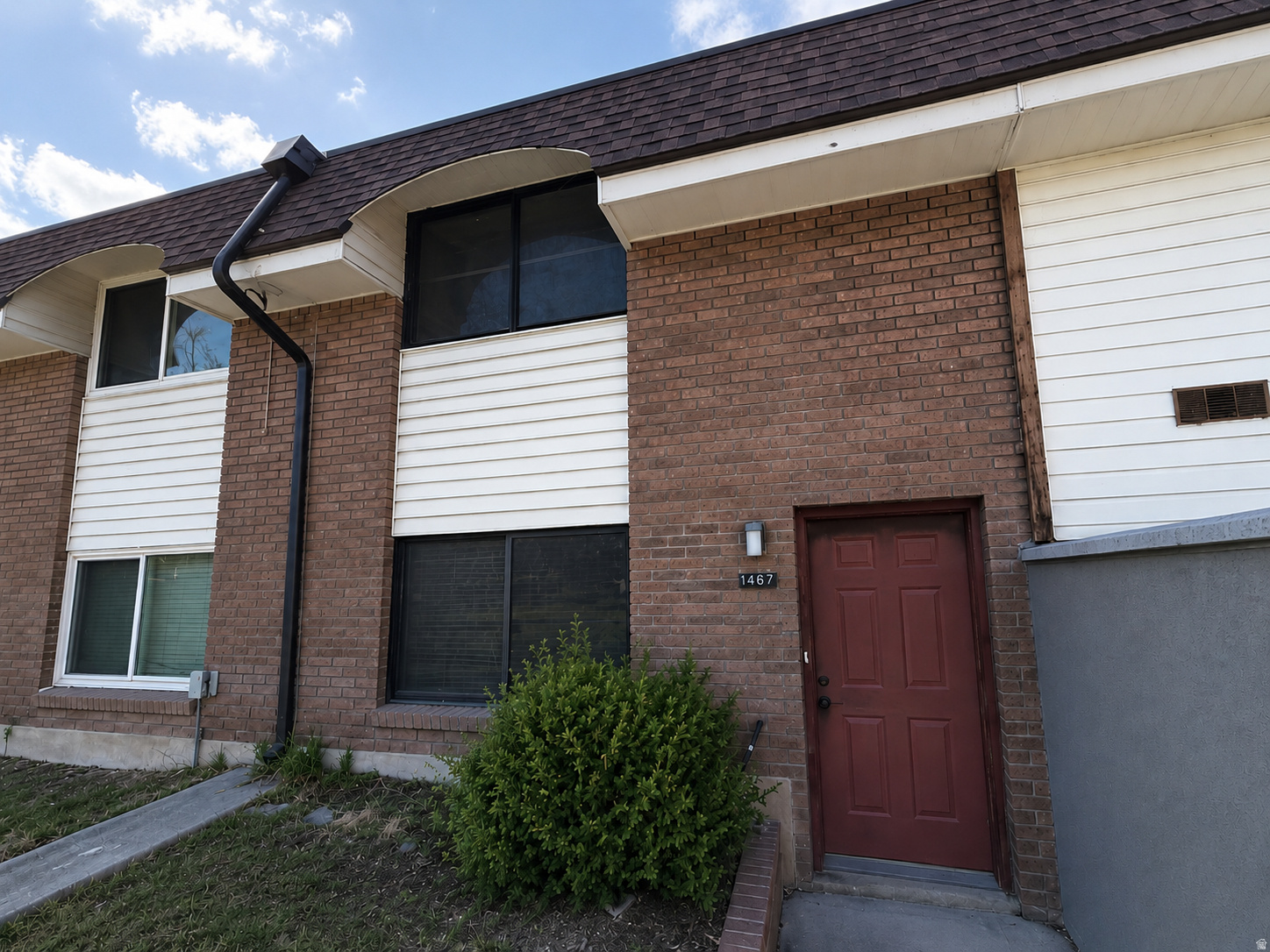 Fresh new paint & brand new carpet make this cute home move-in ready! Conveniently located near BYU, parks, shopping, dining, and quick I-15 access.Square footage figures are provided as a courtesy estimate only.  all utilities are covered as part of the monthly HOA payment. The property is currently listed as-is. The seller is not planning to perform additional work prior to closing. The buyer is advised to obtain an independent measurement.