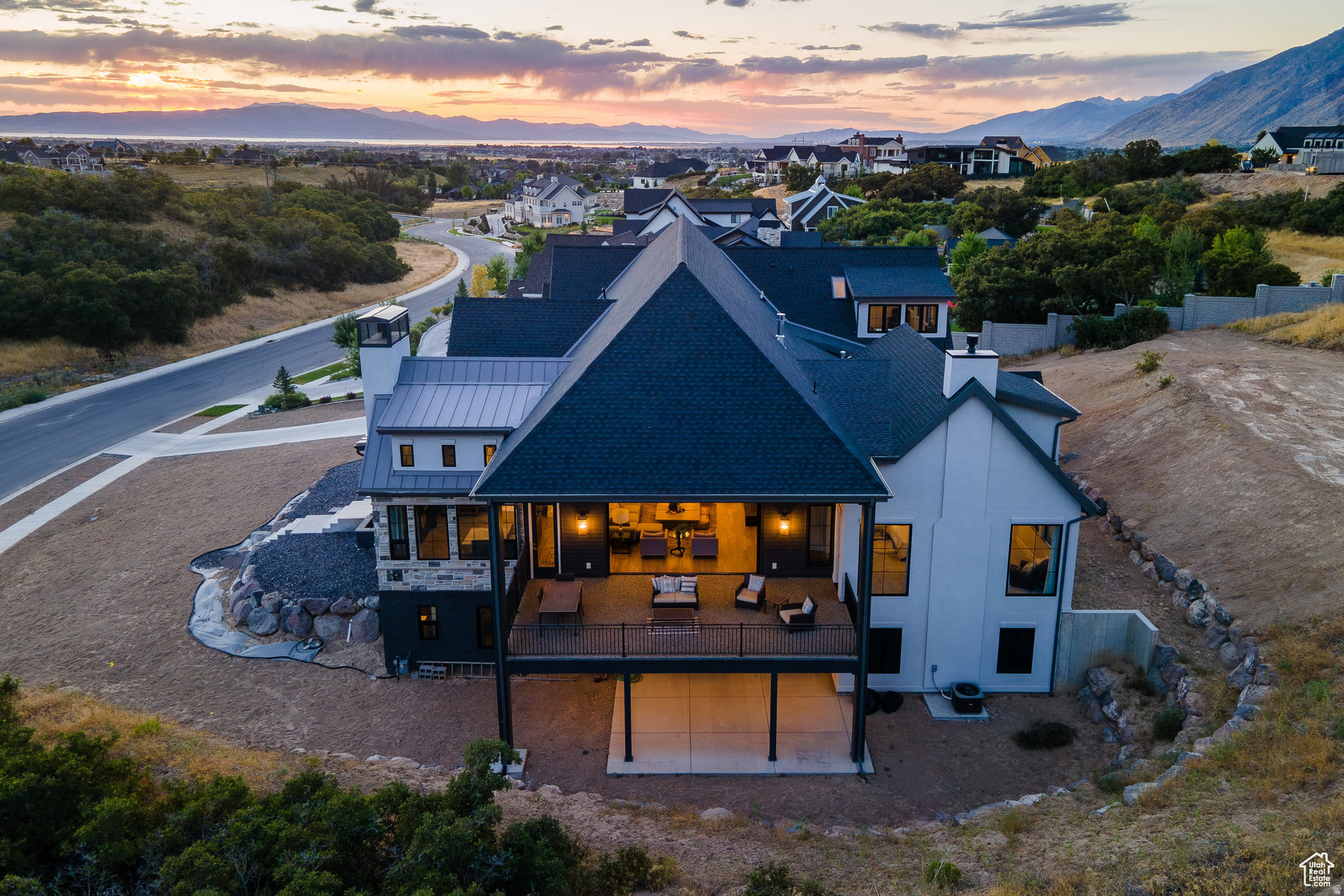 TWIN HOLLOW - Residential
