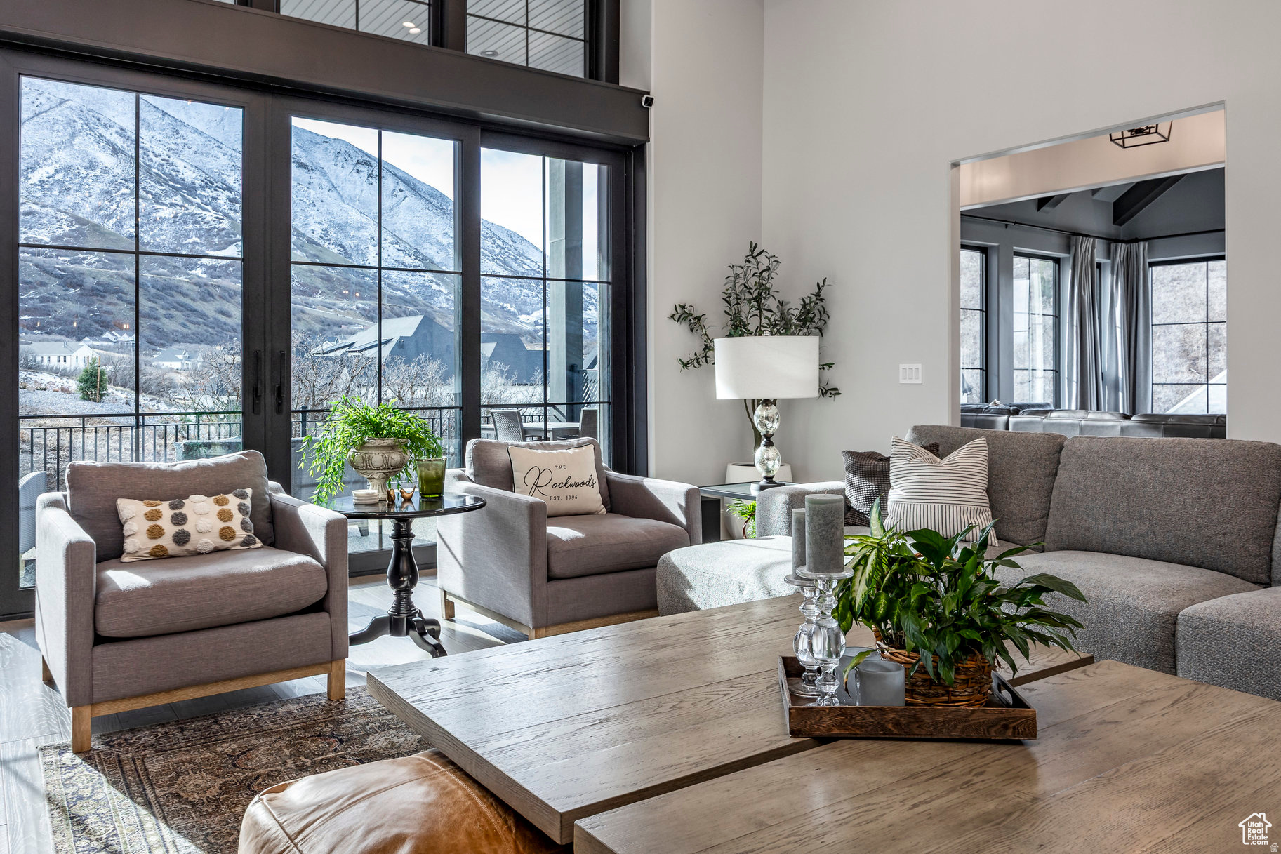 TWIN HOLLOW - Residential