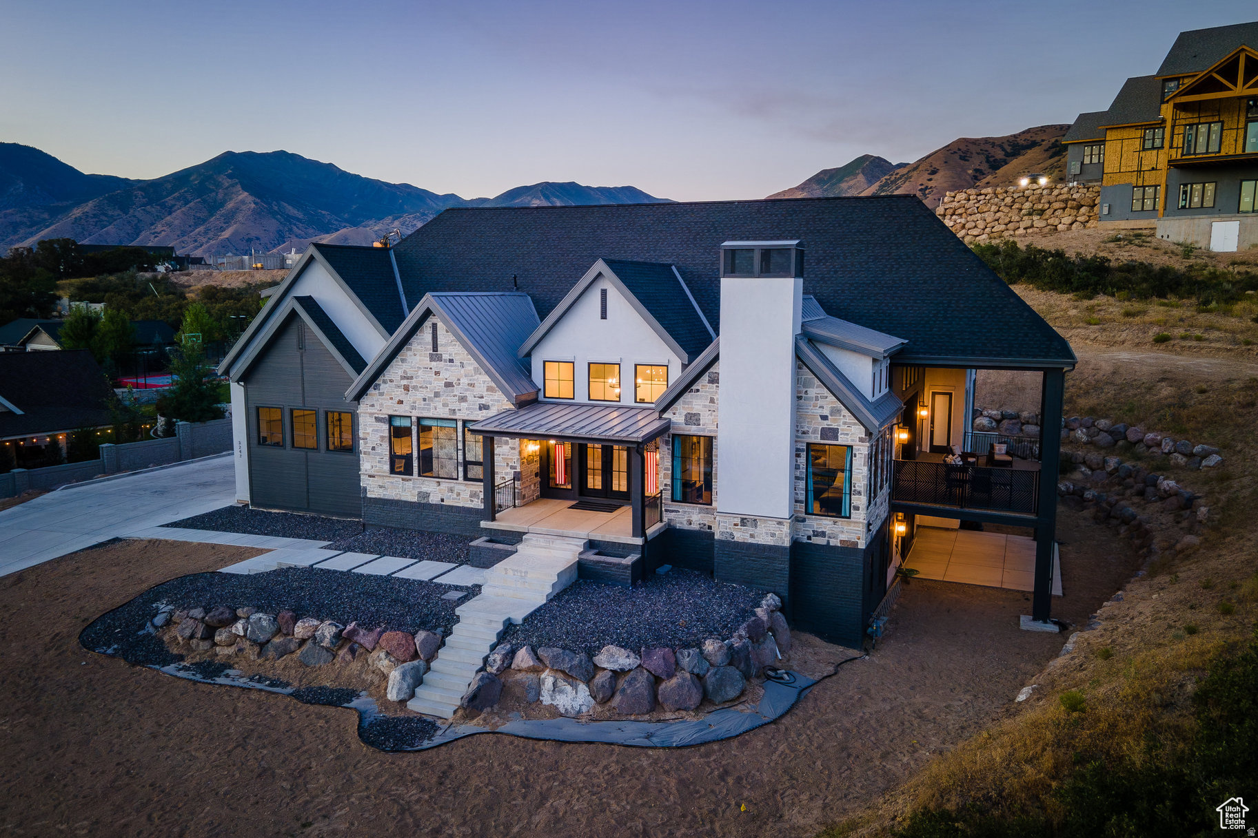 TWIN HOLLOW - Residential