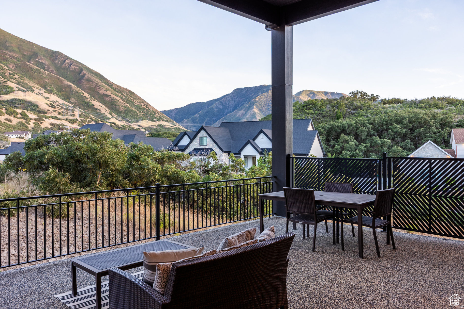 TWIN HOLLOW - Residential