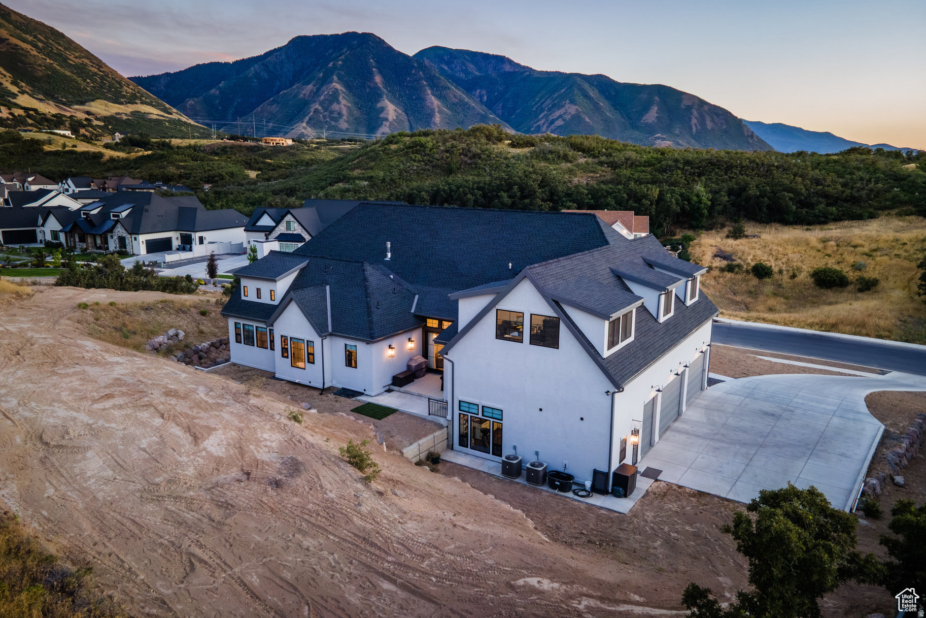 TWIN HOLLOW - Residential