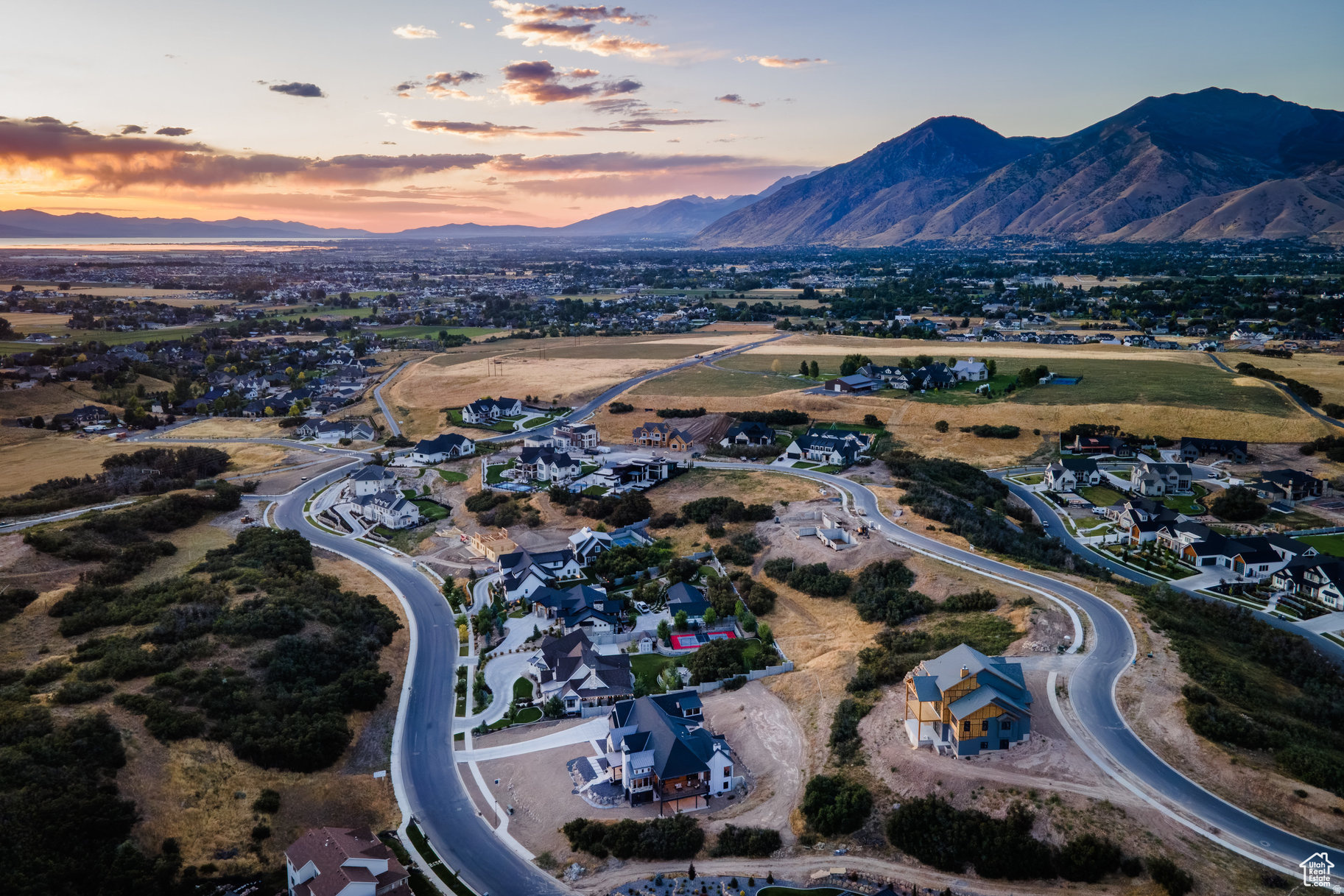 TWIN HOLLOW - Residential