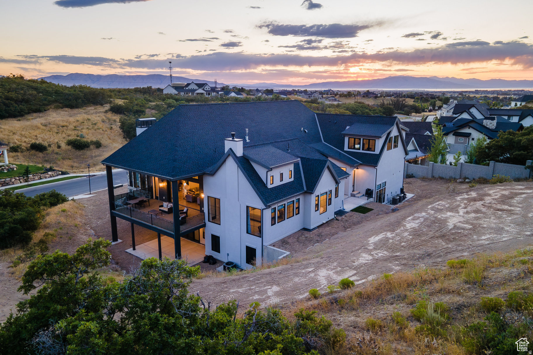 TWIN HOLLOW - Residential