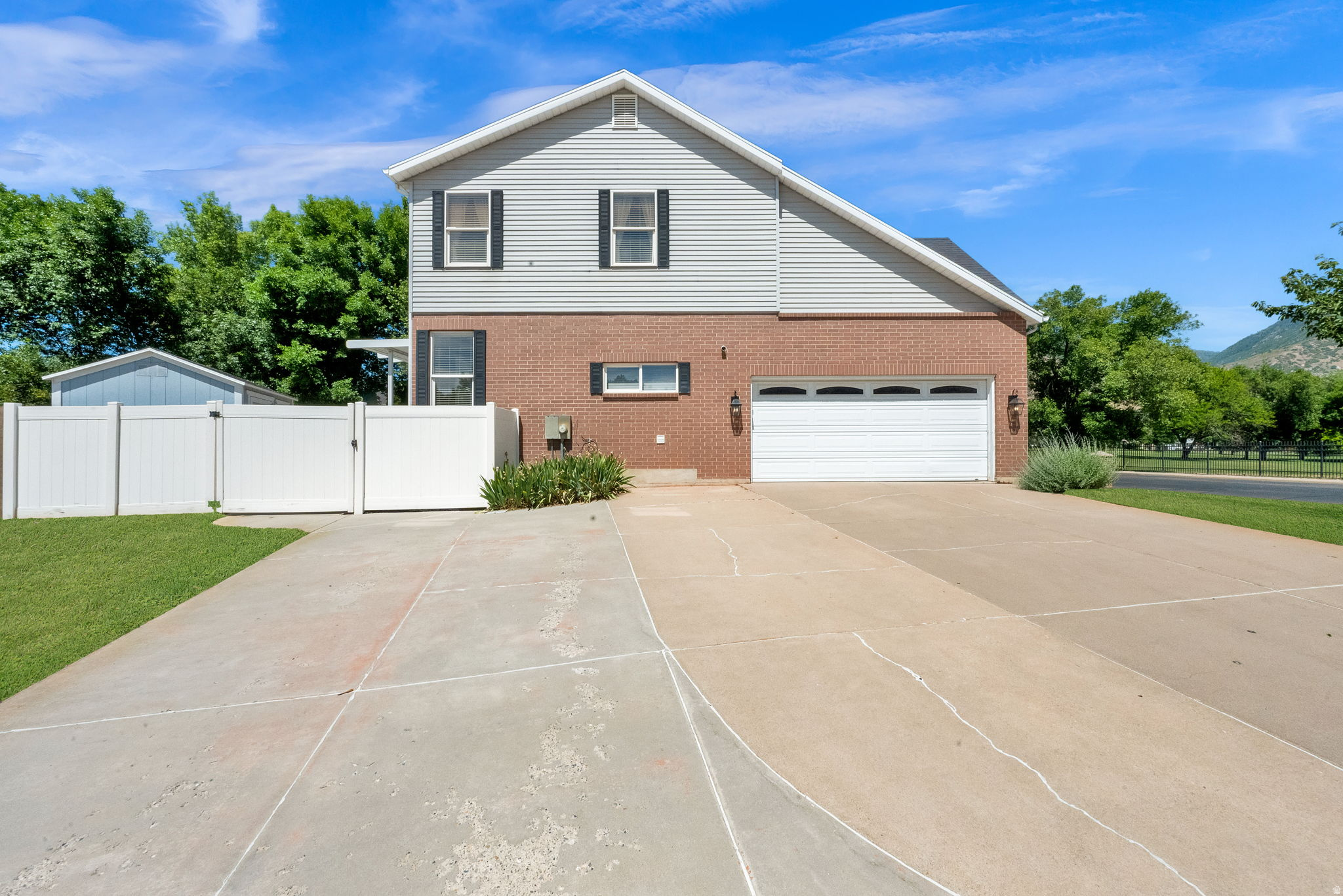 OAKRIDGE COUNTRY CLUB ESTATES - Residential