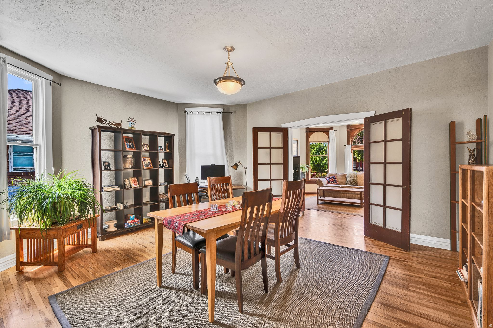 SOUTH LAWN - Residential