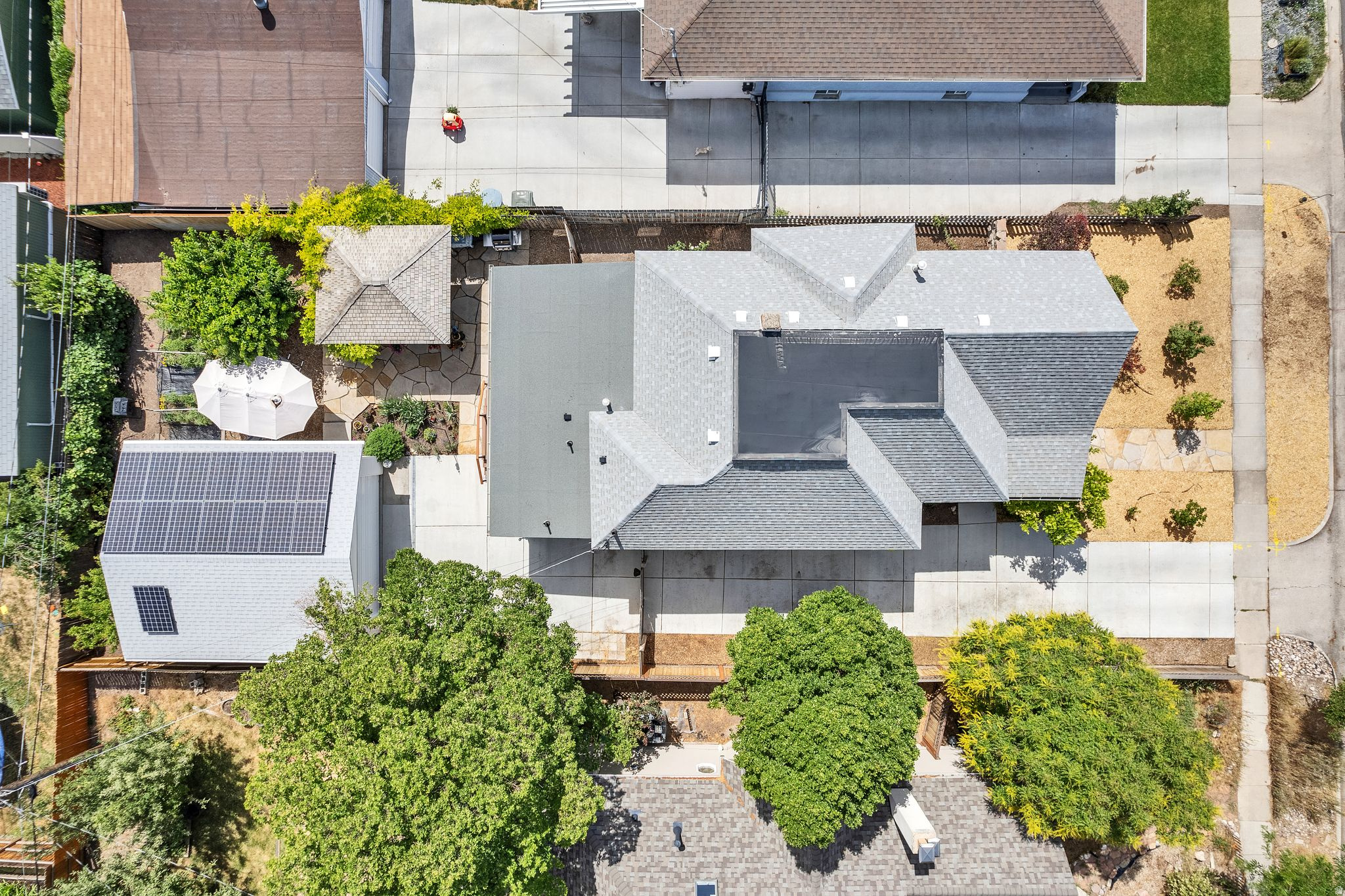 SOUTH LAWN - Residential