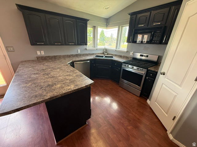 COUNTRY MEADOWS - Residential