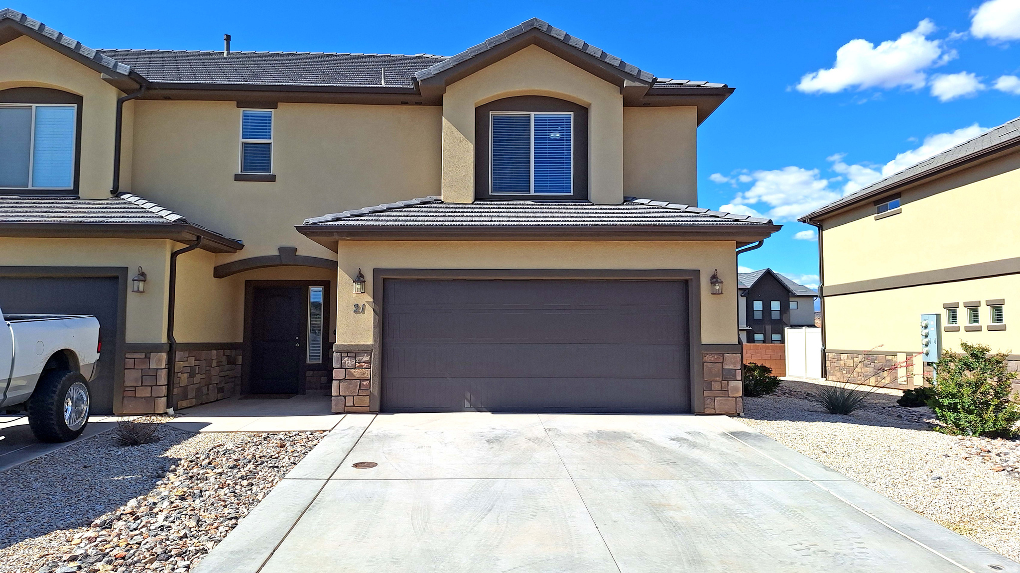 Beautifully maintained Blackhawk end-unit townhome in the centrally located Tonaquint area of St. George. Conveniently situated near golf, shopping, dining, parks, and other everyday amenities, this move-in ready home offers comfort and quality throughout. Interior features include granite countertops, soft-close cabinetry, crown molding, stainless steel kitchen appliances, a central vacuum system, and generous storage space. The spacious primary suite includes a walk-in closet and jetted tub. Enjoy outdoor living on the private fenced patio, along with community amenities that include a pool, playground, and shaded pavilion.