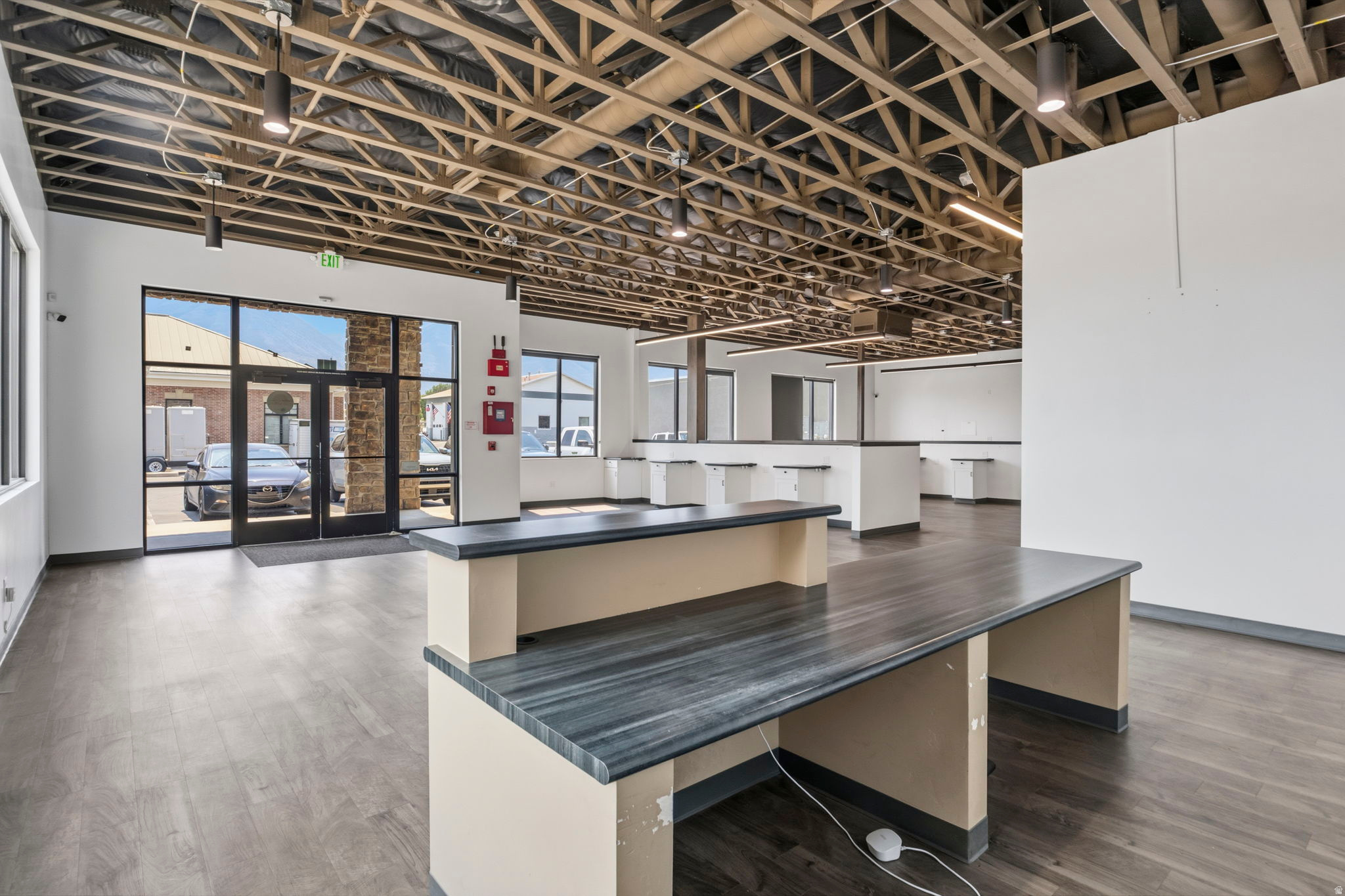 SOUTH VALLEY PLAZA - Commercial Sale