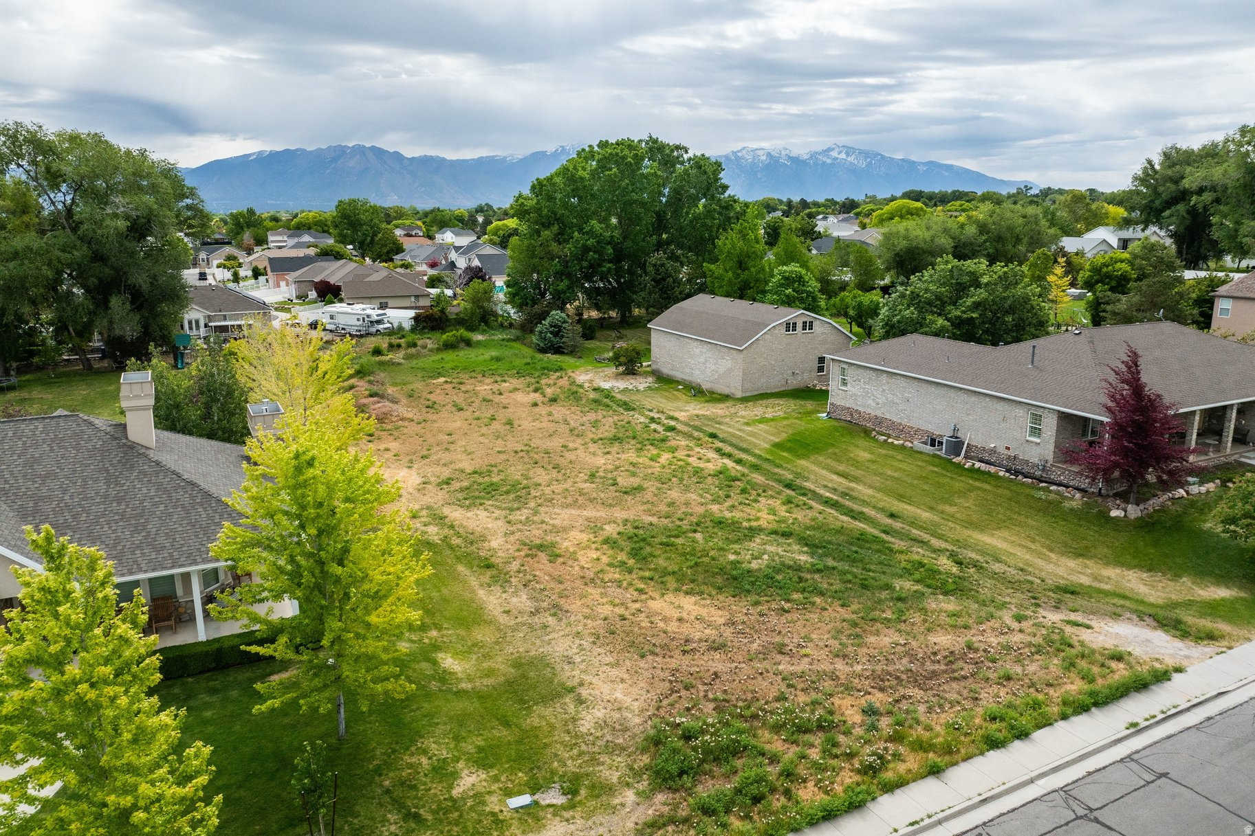 GORDON ESTATES - Land