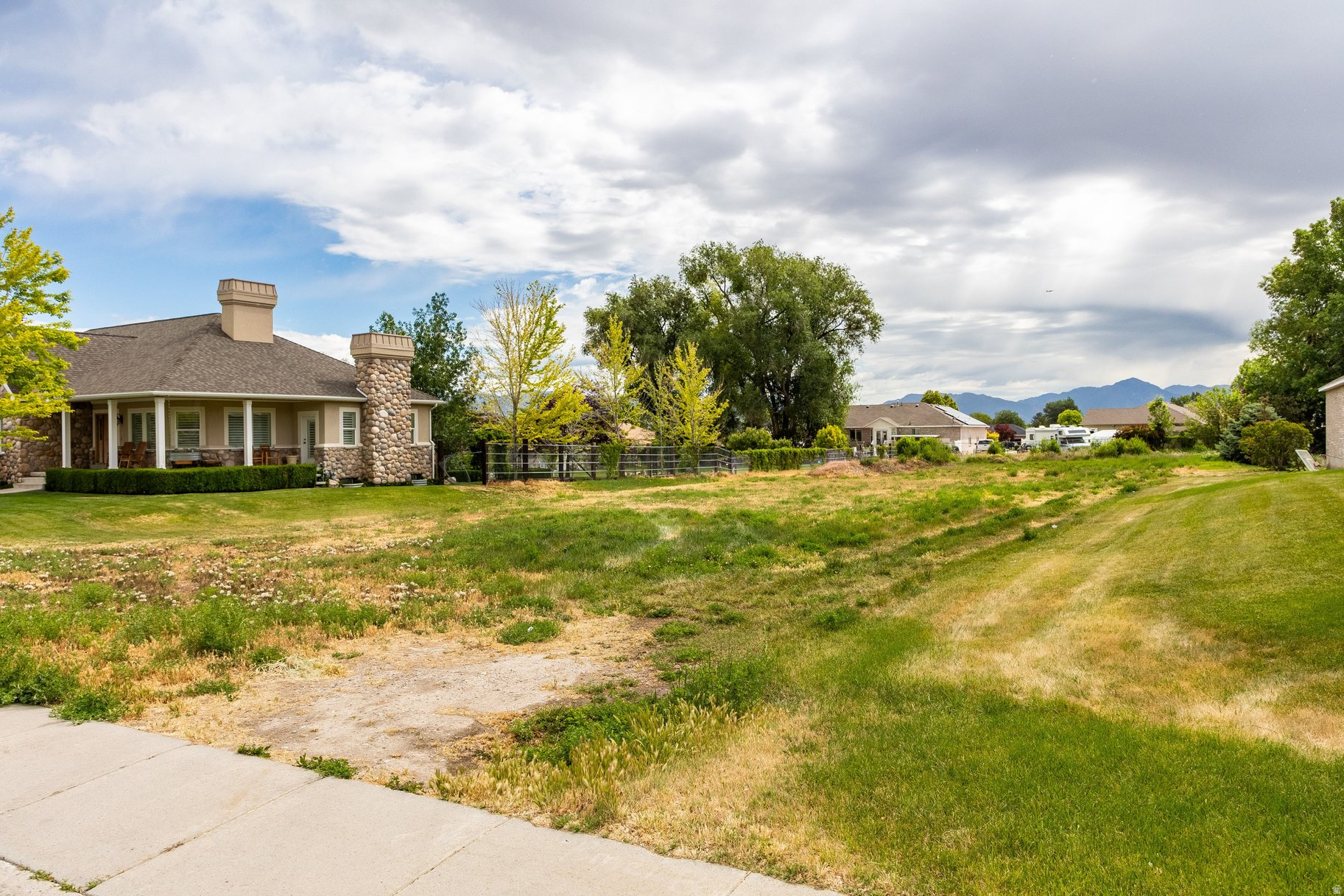 GORDON ESTATES - Land