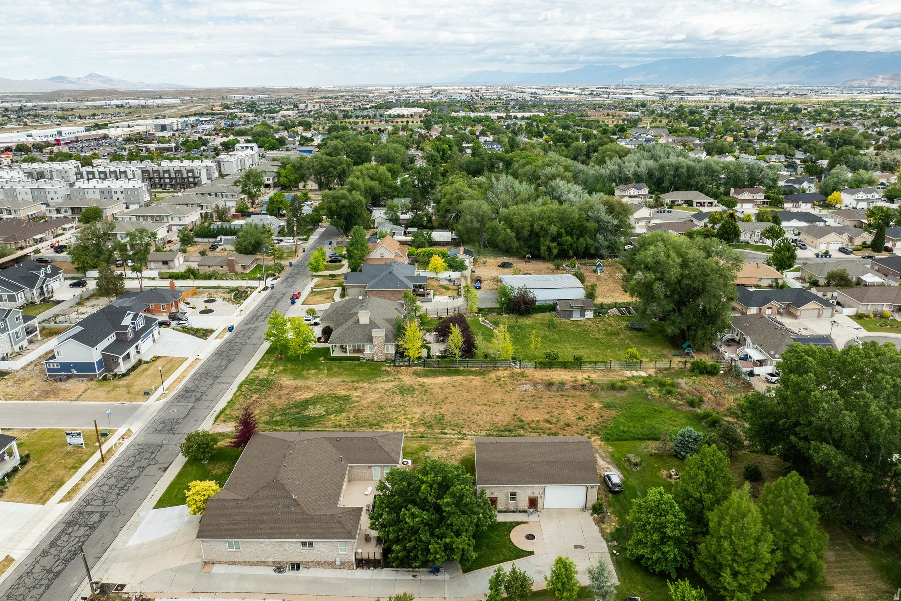 GORDON ESTATES - Land