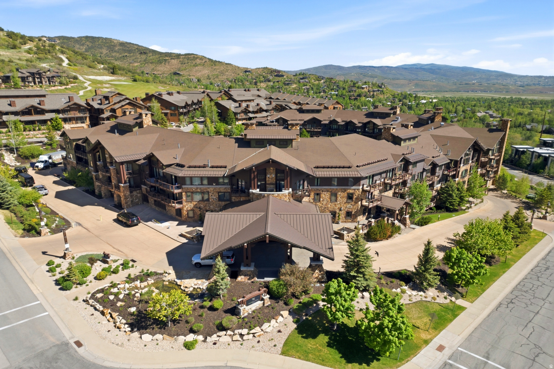DAKOTA MOUNTAIN LODGE - Residential