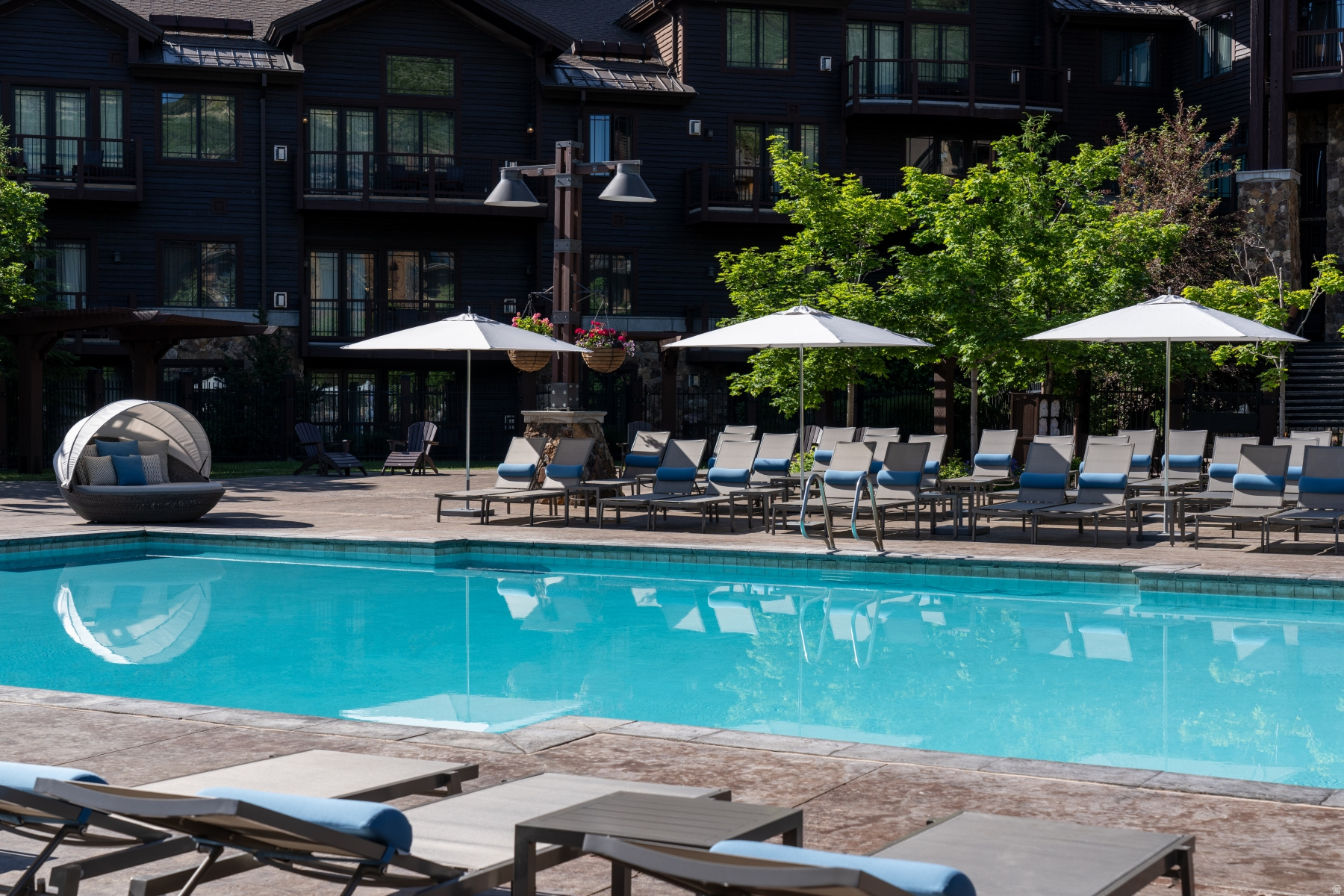 DAKOTA MOUNTAIN LODGE - Residential