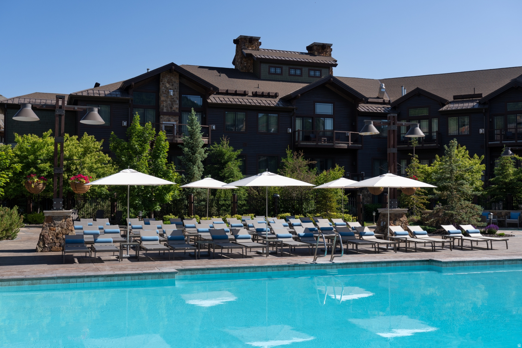 DAKOTA MOUNTAIN LODGE - Residential