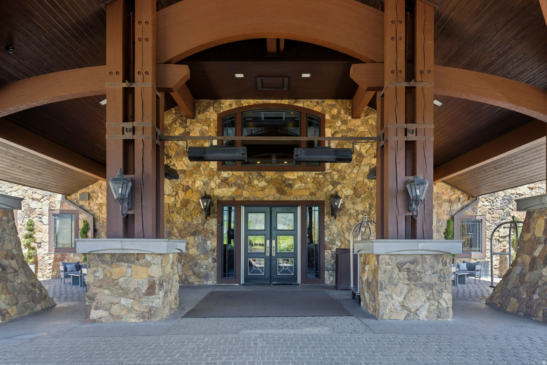 DAKOTA MOUNTAIN LODGE - Residential