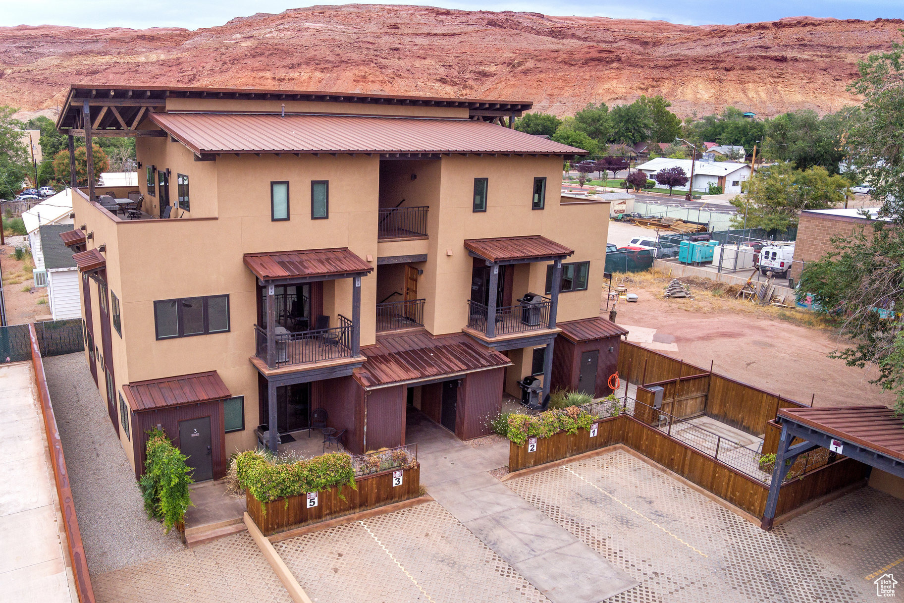 ROBBERS ROOST CONDOS - Residential
