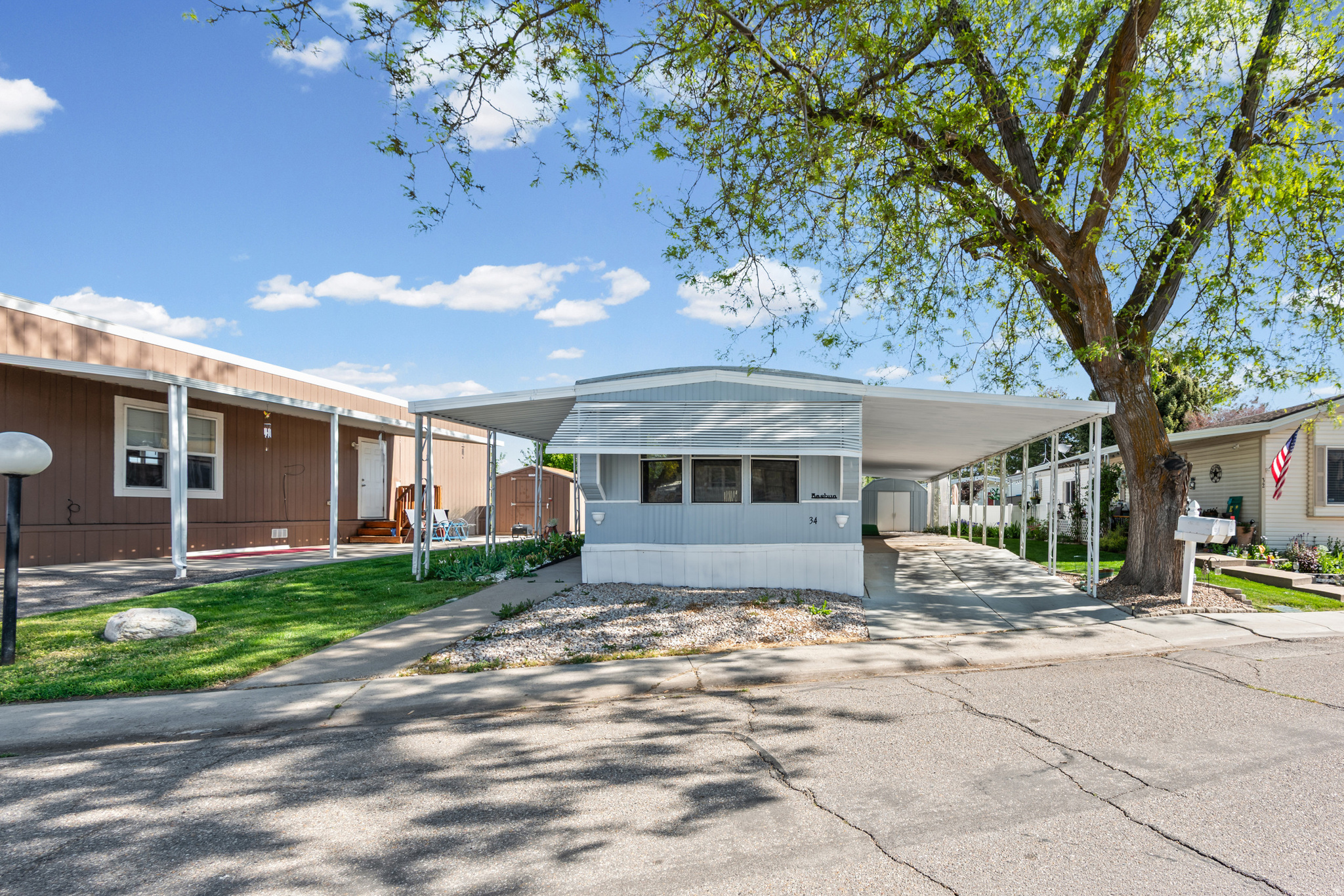 Come check out this 2 beds, 2 baths home located in an appealing Westwood Village park. Community amenities such as clubhouse, pool, hot tub, library, picnic area and more! Perfect for a relaxed and convenient lifestyle!