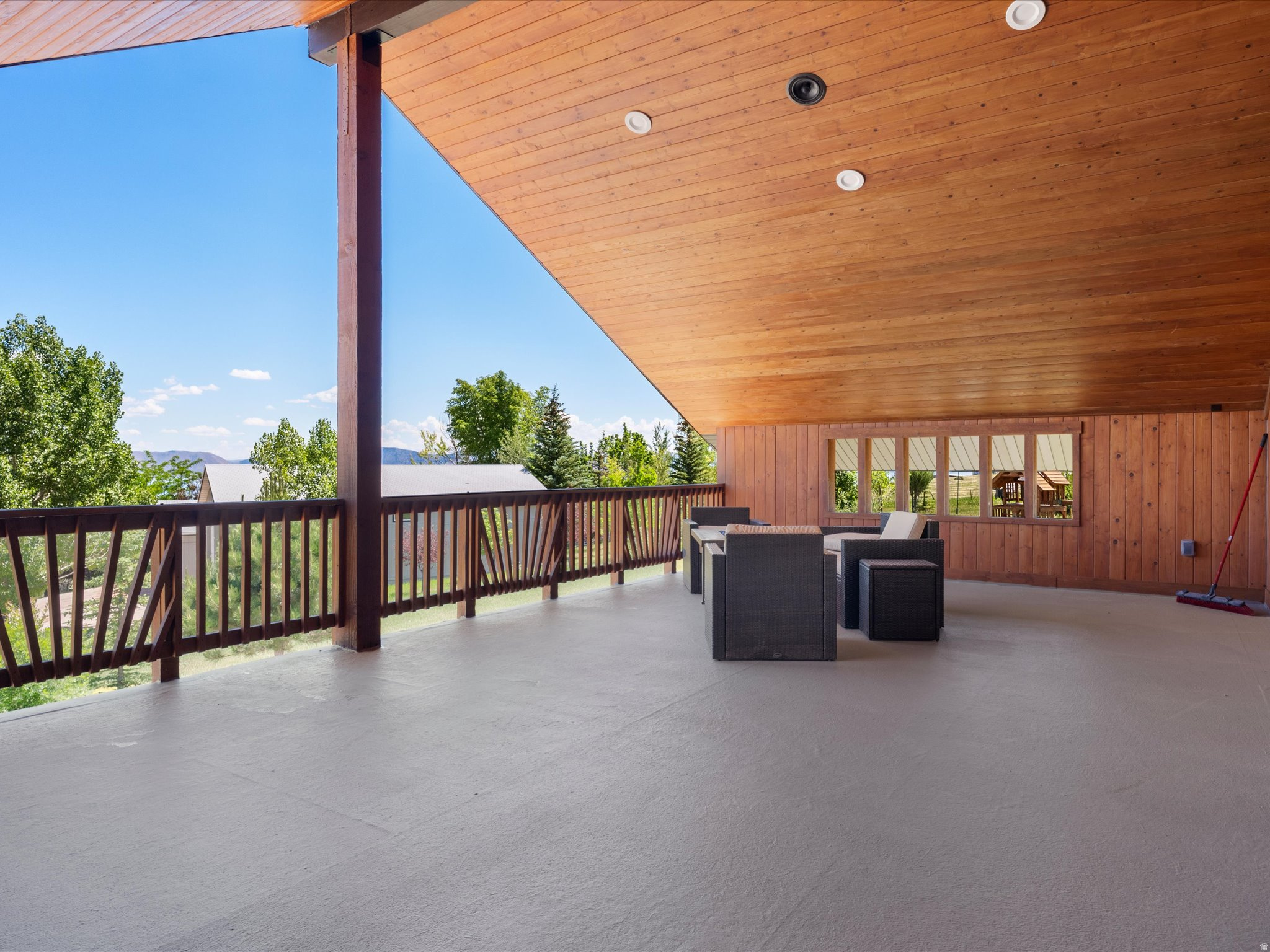 LAKESIDE EST - Residential