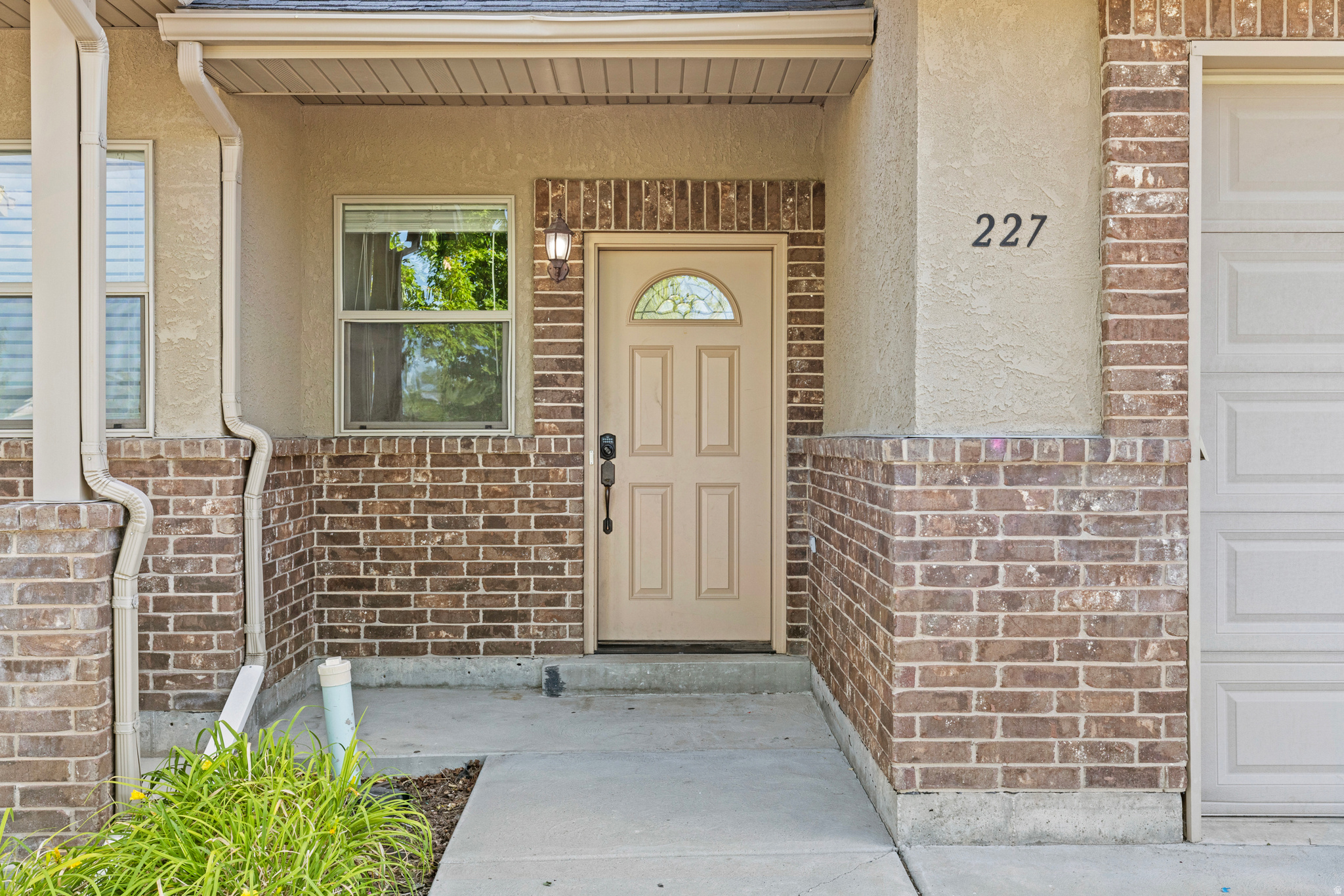 Come see this beautiful townhome in Smithfield this well-maintained home features a convenient layout with bedrooms and the laundry room located on the second floor. The air ducts were professionally cleaned just two months ago, and the carpet is only two years old the spacious primary suite includes a large bathroom with a walk-in closet. The townhome is ready for you to move in and enjoy