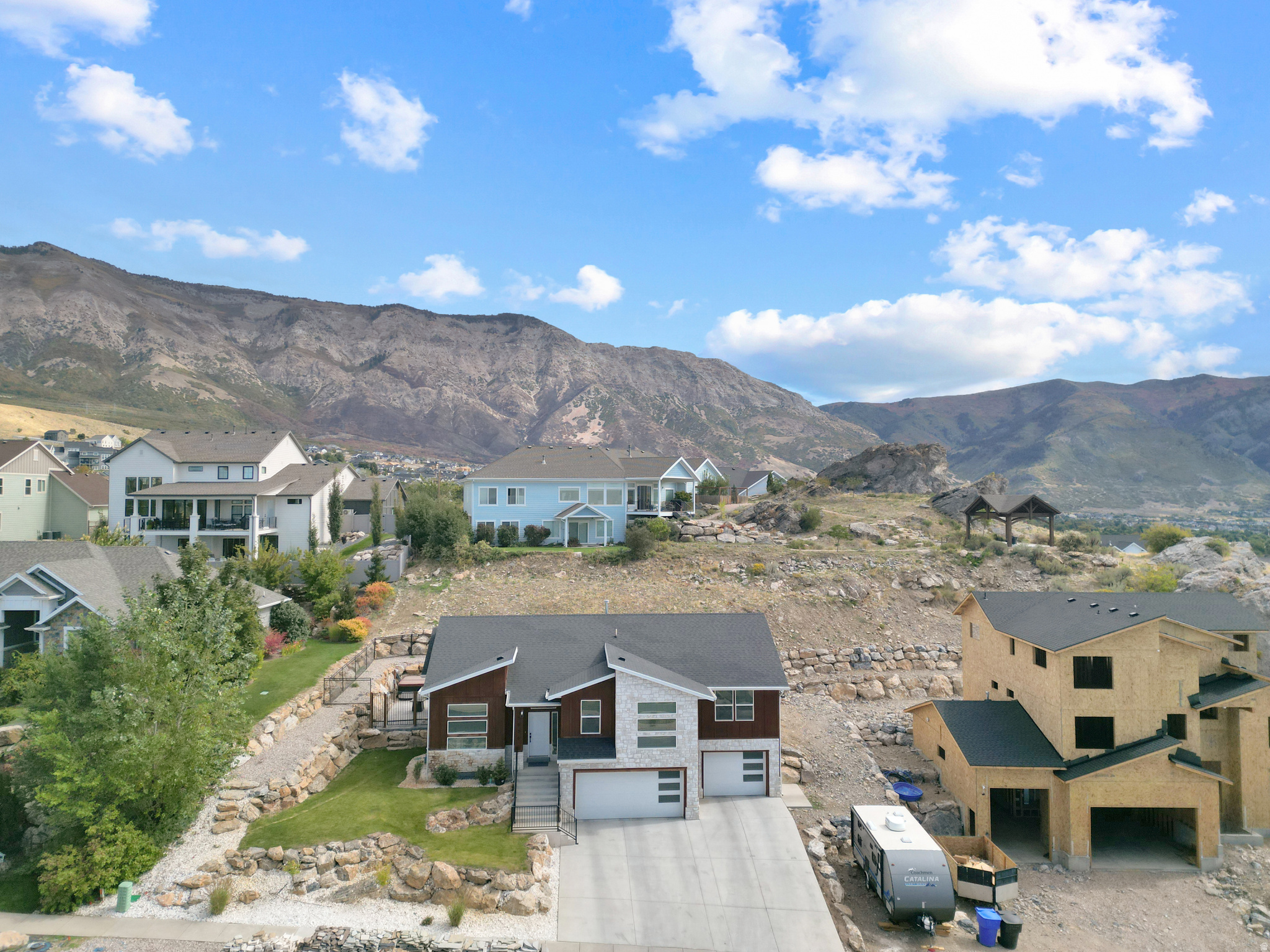 Stunning Modern Home with Panoramic Mountain & Valley Views. Located right next to Frog Rock, this home captures breathtaking views of both the valley and surrounding peaks. Inside, you'll find open living spaces, a large kitchen, and oversized windows to maximize natural light. This home is the perfect blend of style, comfort, and location.