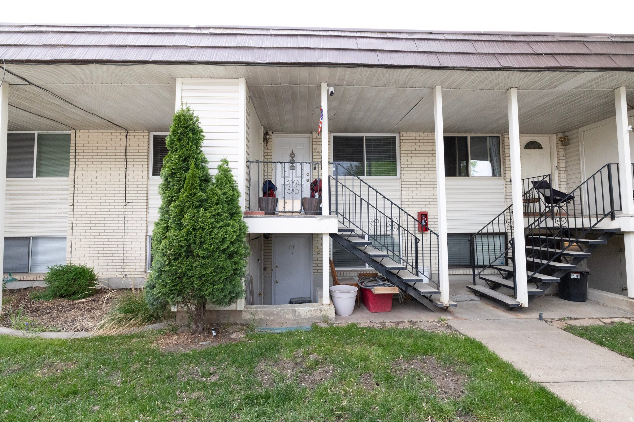Move in ready, garden level 2 bed 1 bath condo in Bountiful. Newer carpet, laminate and blinds. Covered parking directly in front of home. Square footage figures are provided as a courtesy estimate only and were obtained from county records. Buyer is advised to obtain an independent measurement.