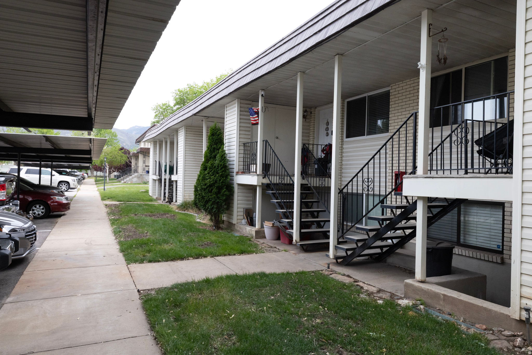 Move in ready, garden level 2 bed 1 bath condo in Bountiful. Newer carpet, laminate and blinds. Covered parking directly in front of home. Square footage figures are provided as a courtesy estimate only and were obtained from county records. Buyer is advised to obtain an independent measurement.