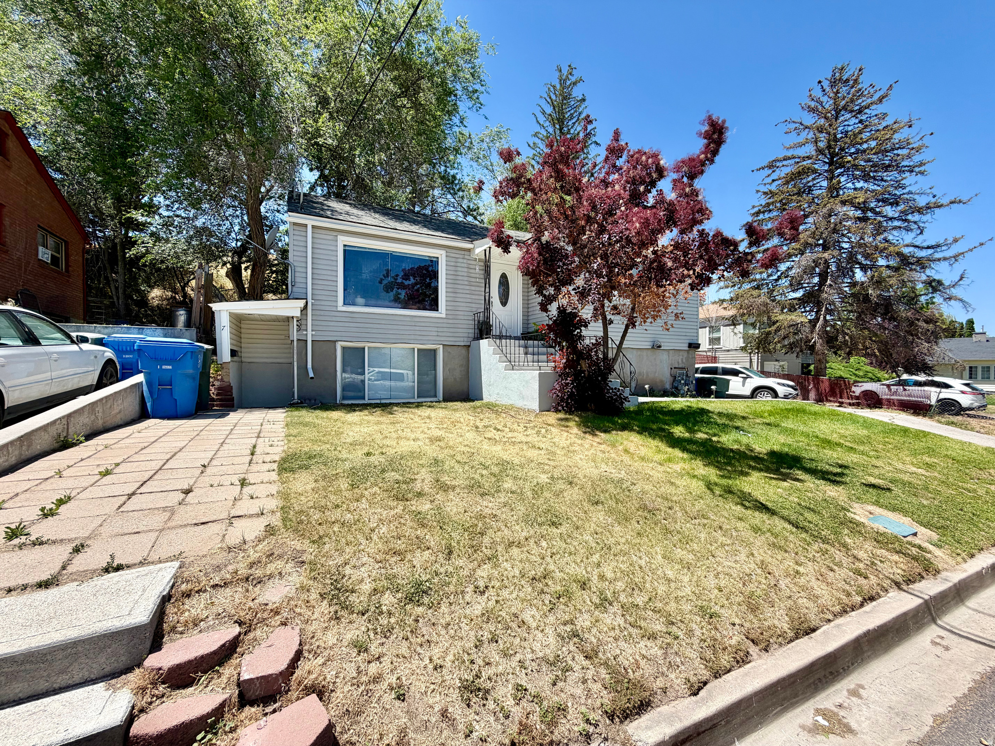 Comfortable 1 bedroom 1 bathroom apartment.  Shared on-site laundry. Close to shopping, dining, and everyday conveniences.