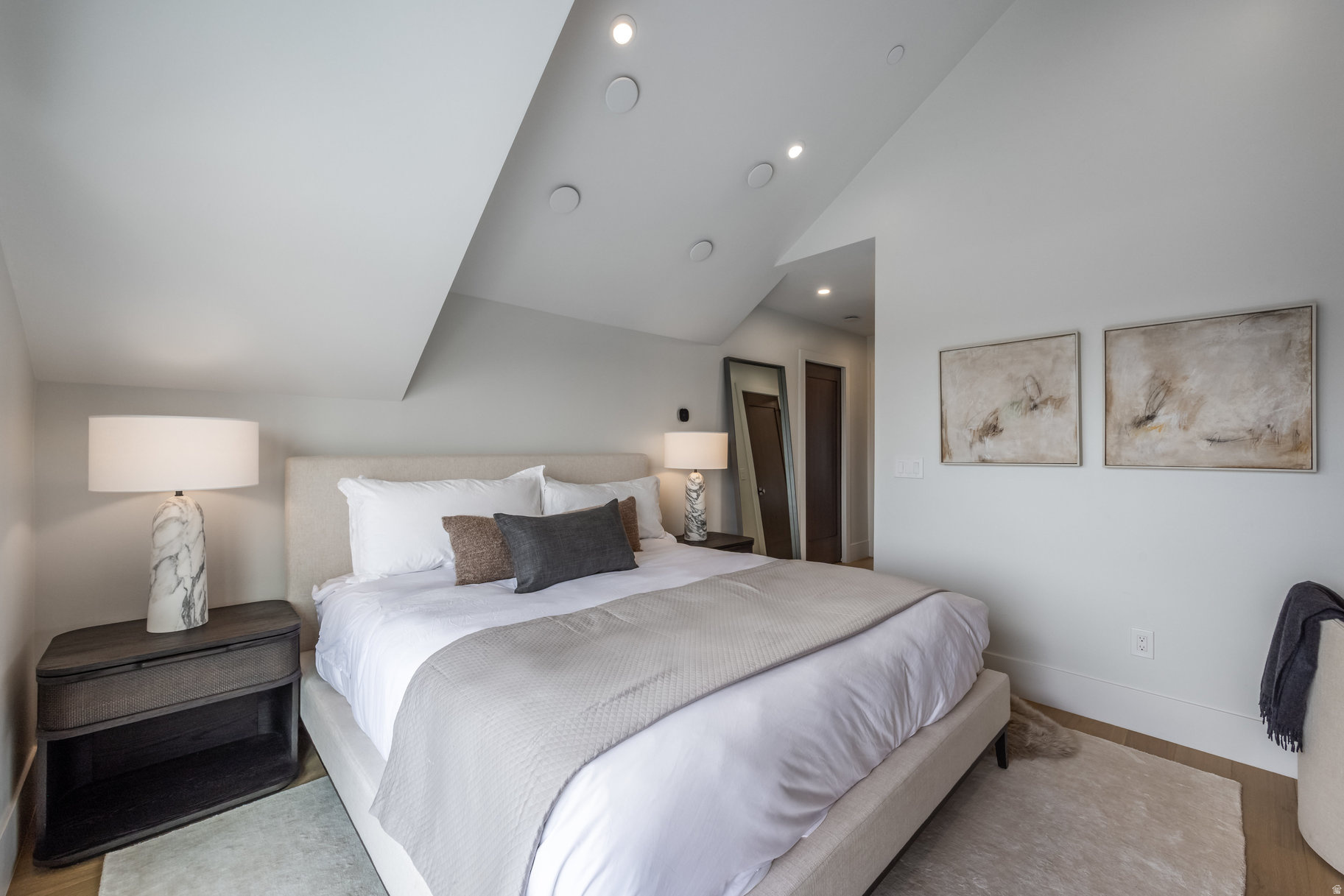 KINGS CROWN - Residential