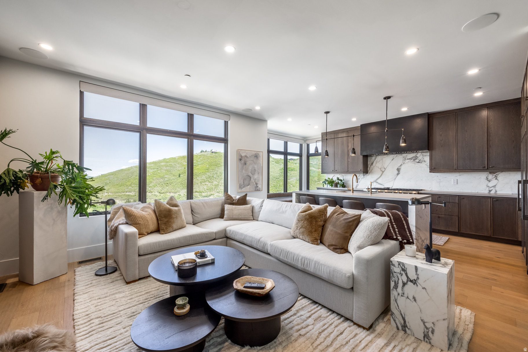 KINGS CROWN - Residential