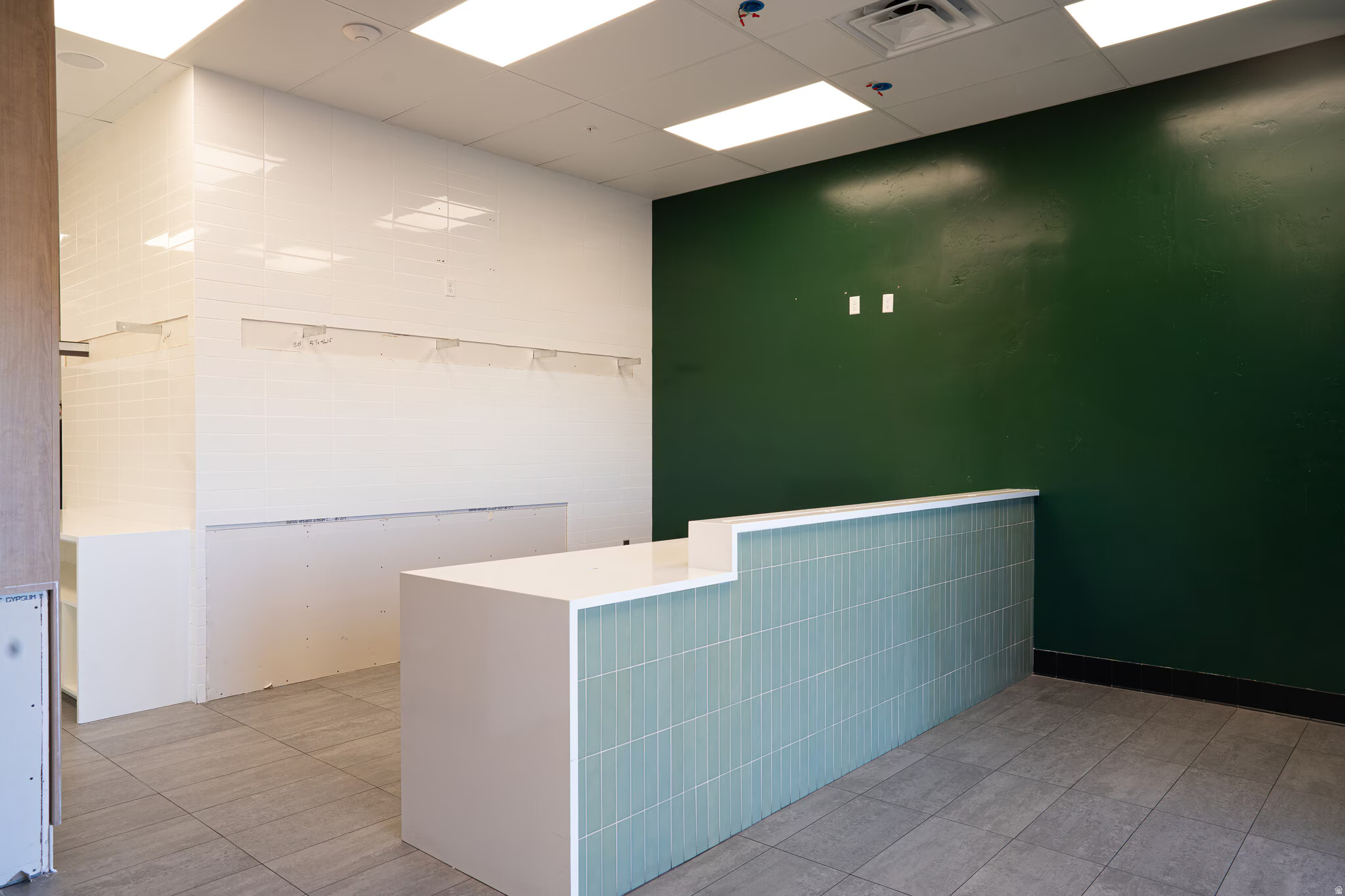 RED CLIFFS SQUARE - Commercial Lease