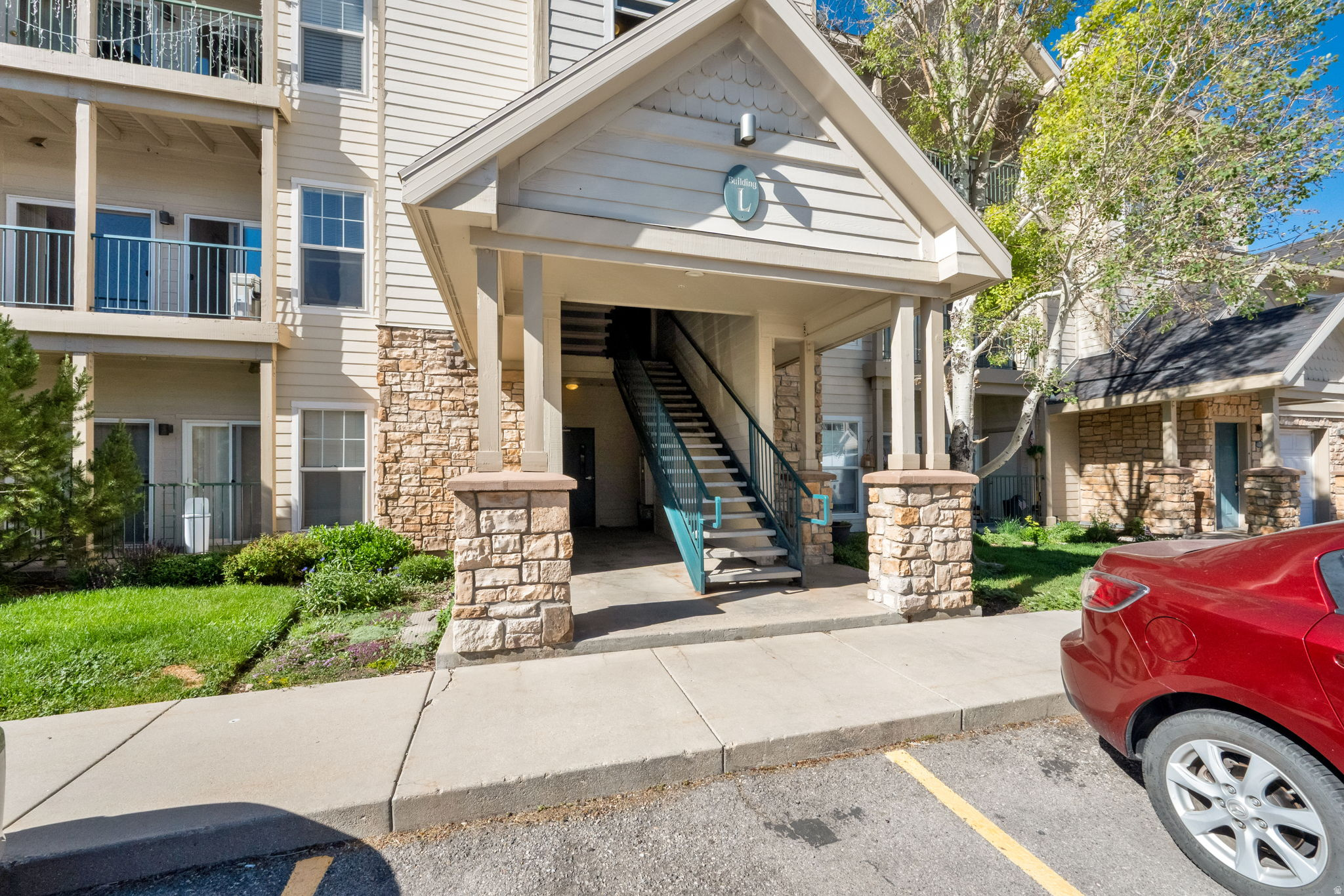 Don't miss out on this cozy condo tucked away in Canyon Creek's quiet community and just minutes away from scenic mountain trails, shopping and dining, this home is deal for those who want it all! Enjoy the recent addition of central air conditioning rare for these units!  Onsite amenities include gym, pool and hot tub. Information provided as a courtesy, Buyer and Buyer agent to verify all information.