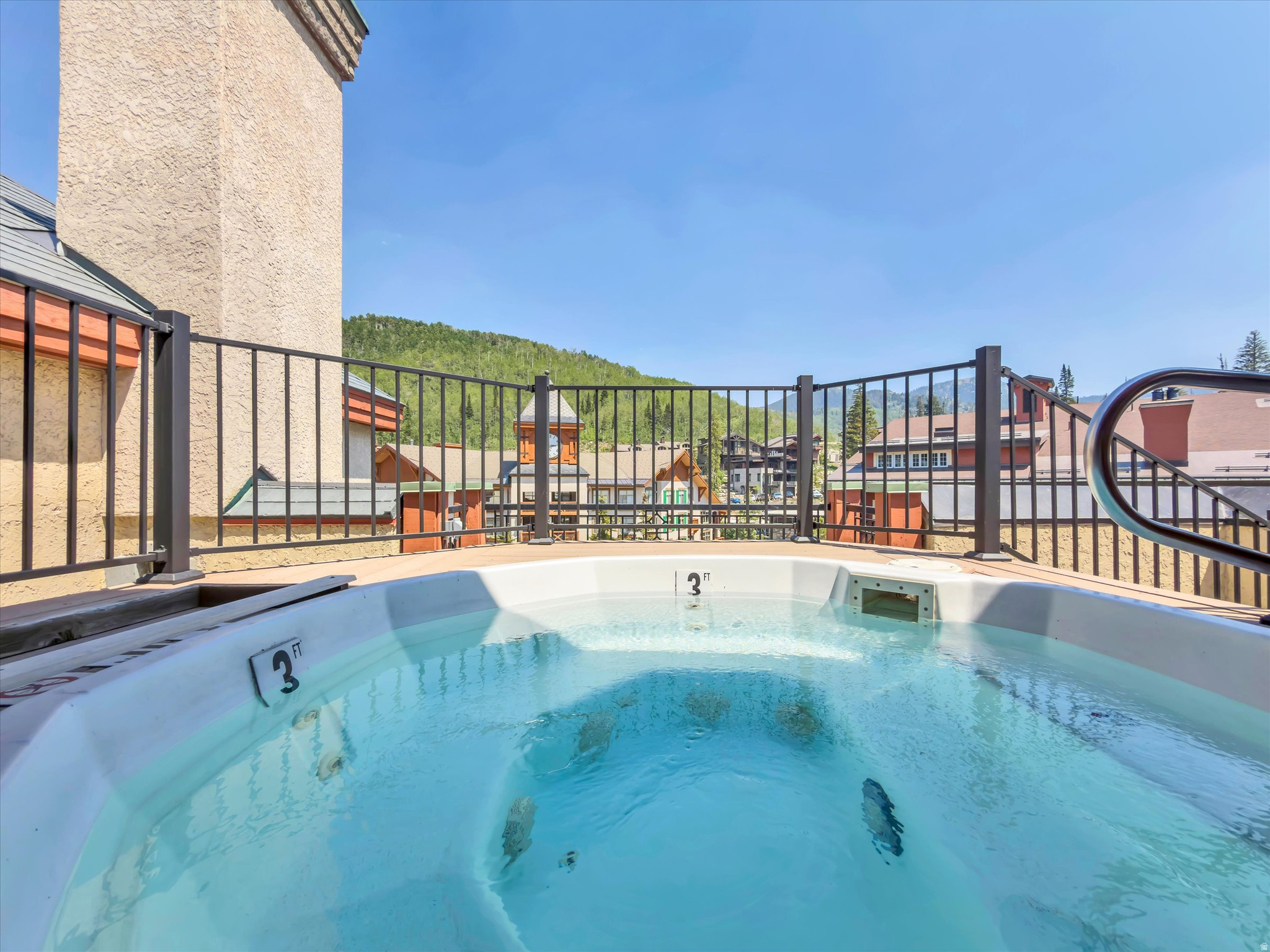 CREEKSIDE - Residential