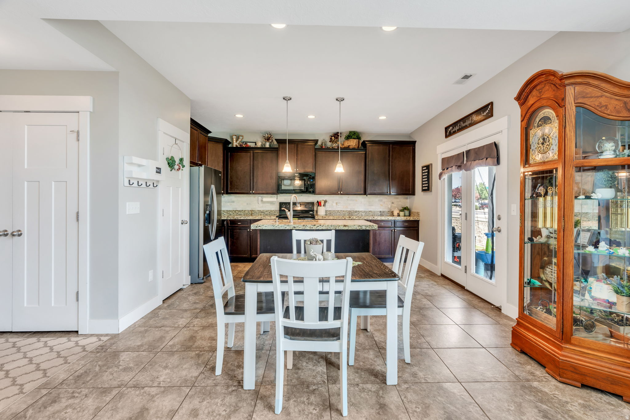 RESIDENCE ON PARK AV - Residential