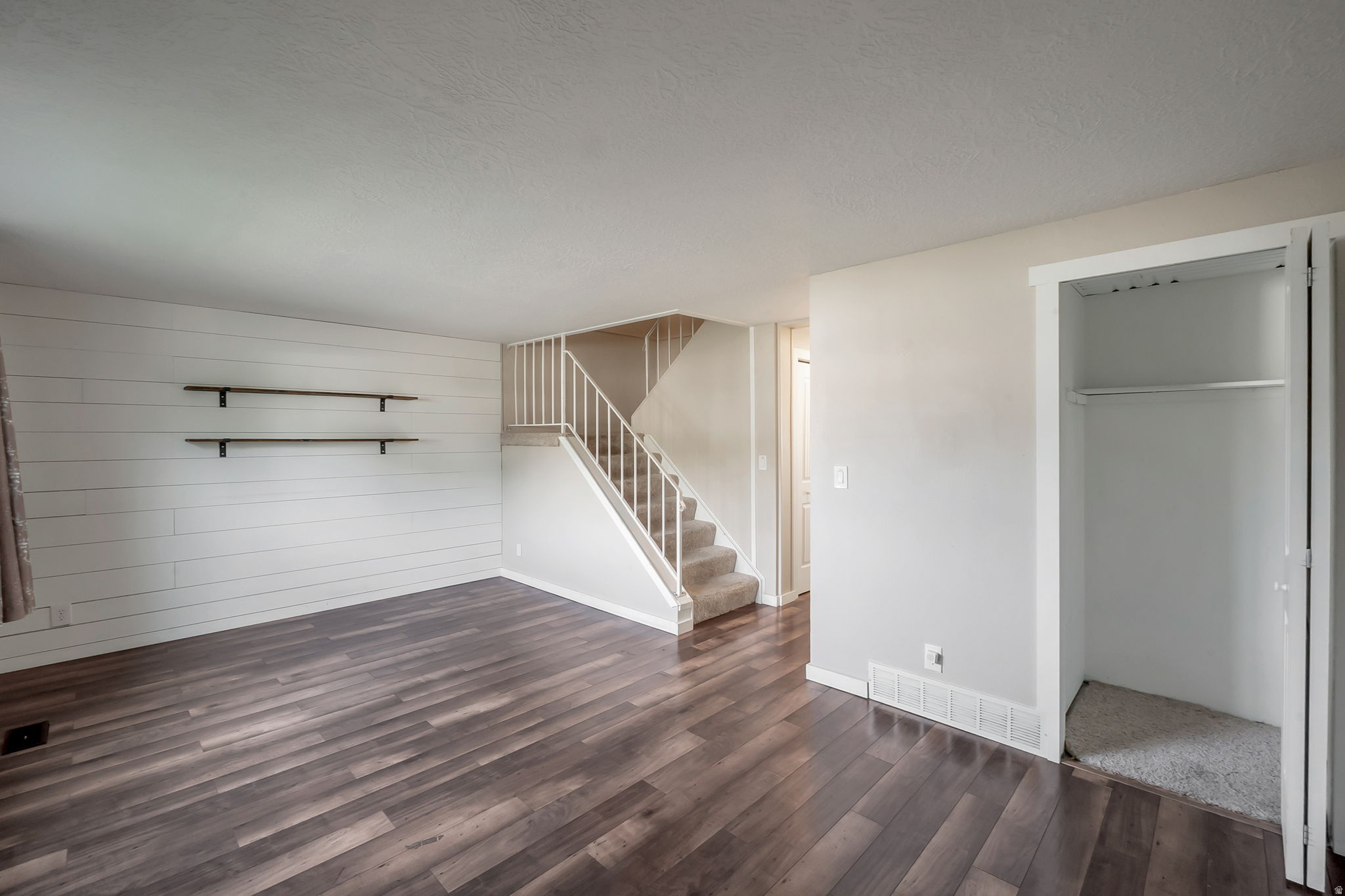 BARRINGTON PARK - Residential