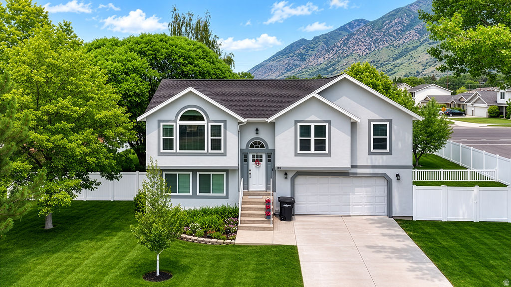 Well kep thome on a spacious cornert lot in a quiet springville neighborhoo. the birhgt and invitignhoe veatures