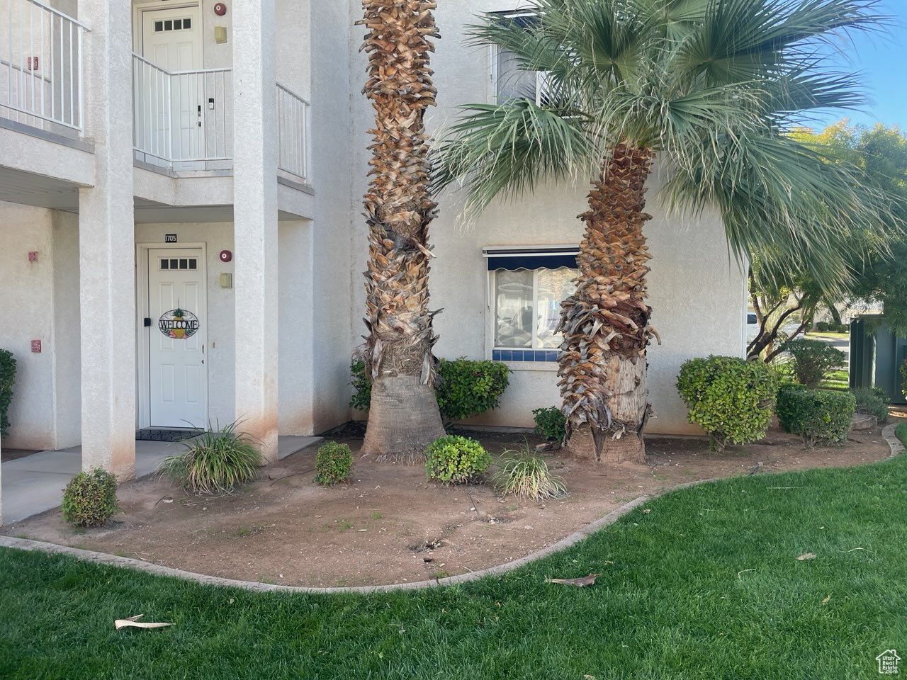 This amazing Las Palmas condo has an open floor plan with a kitchen/living room area perfect for entertaining or large families. Enjoy this ground floor unit, just steps from your large patio to the pool and spa access. This unit is modern, spacious, and  furnished and is ready for you to enjoy this awesome condo.