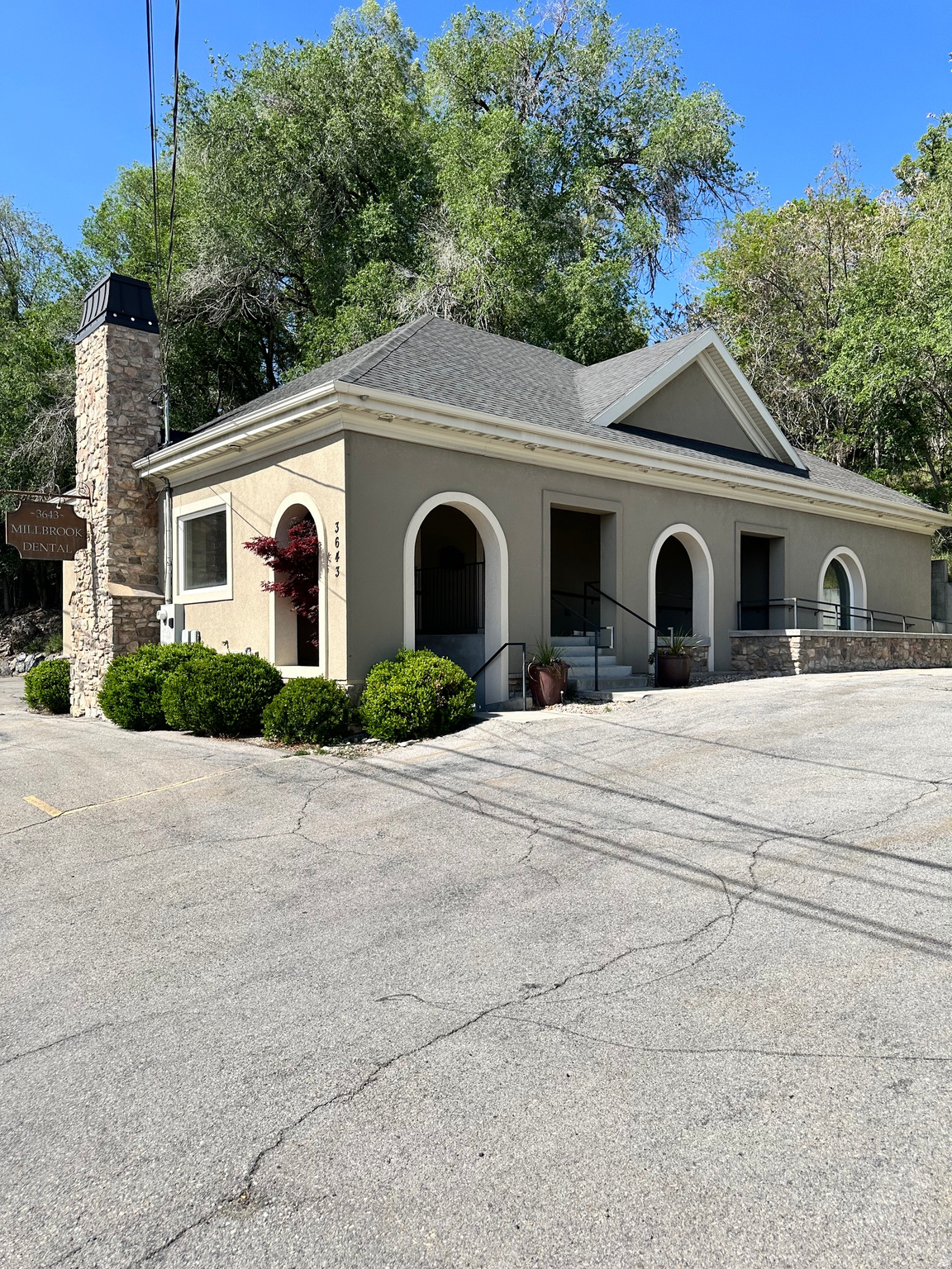2,492 SF Available Two (2) Private Offices Reception/Waiting Room Four (4) Operatories One(1) Lab Room ADA Compliant, Wheelchair Ramp, Handicap Bathroom, And Parking 15 Parking Stalls Around The Corner From St. Mark's Hospital Plenty Of Storage