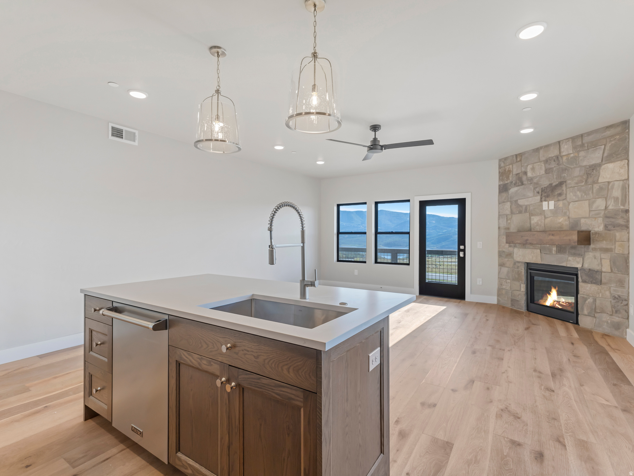 MAYFLOWER LAKESIDE - Residential