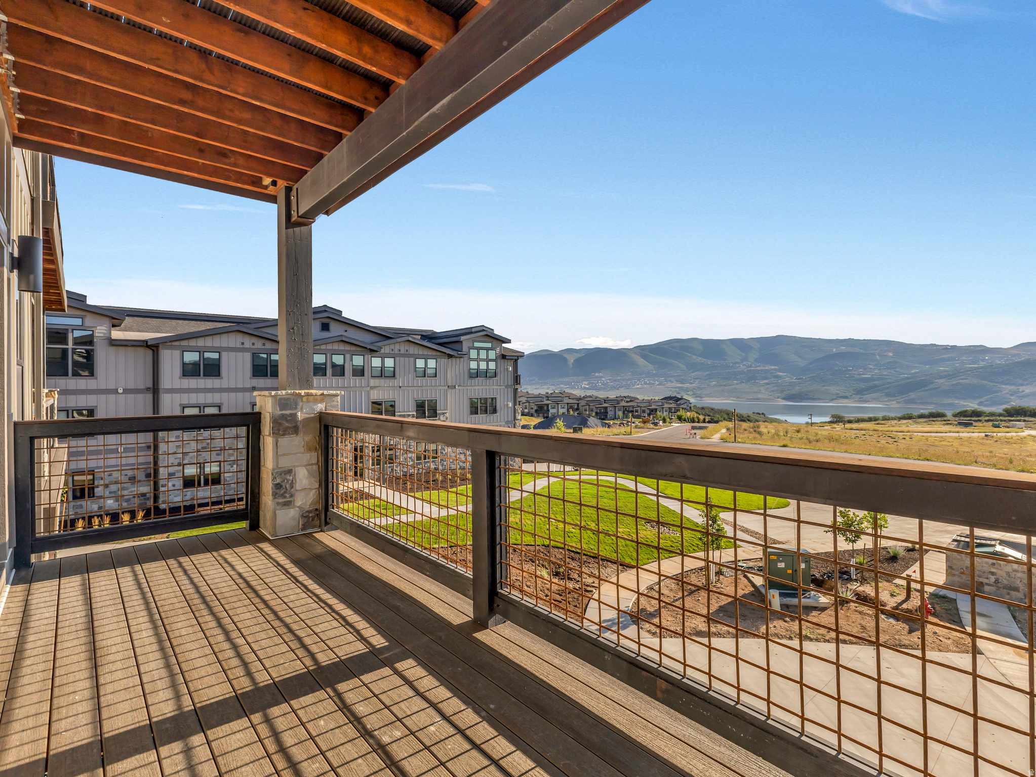 MAYFLOWER LAKESIDE - Residential