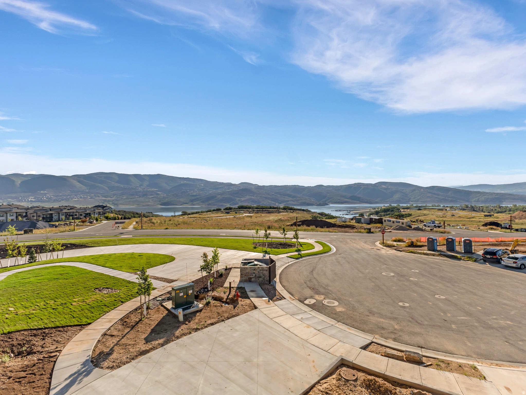 MAYFLOWER LAKESIDE - Residential