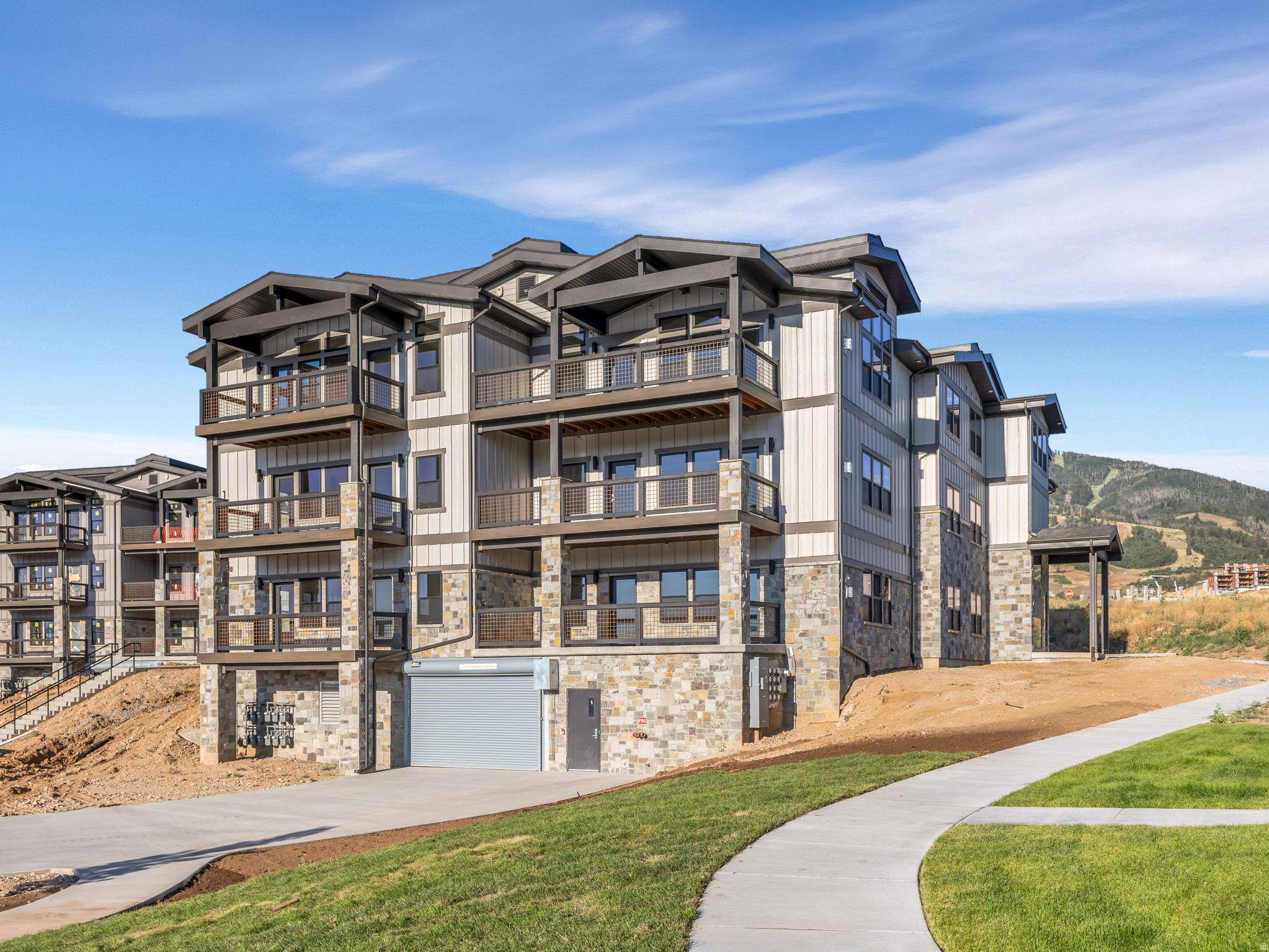 MAYFLOWER LAKESIDE - Residential