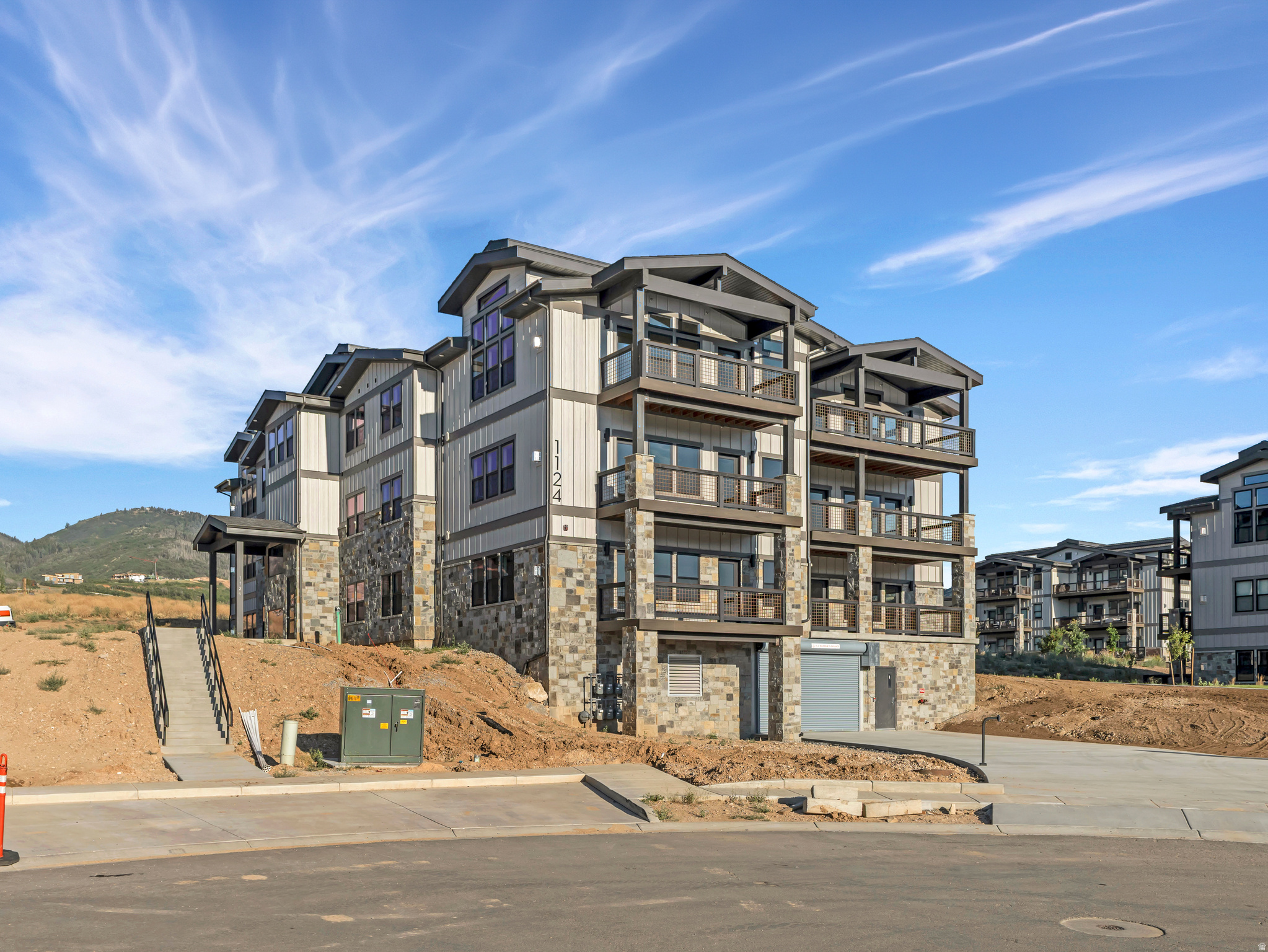 MAYFLOWER LAKESIDE - Residential