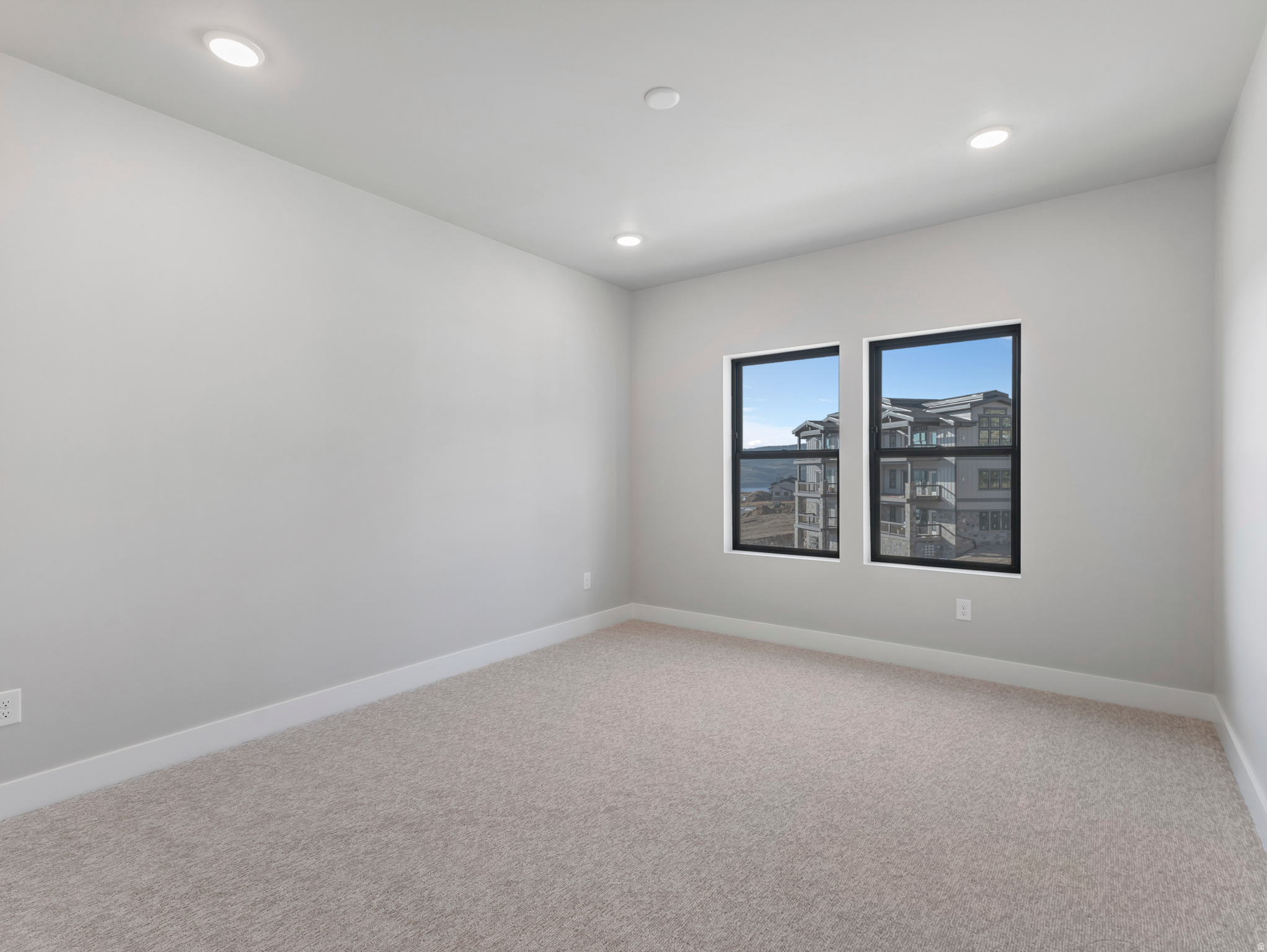 MAYFLOWER LAKESIDE - Residential