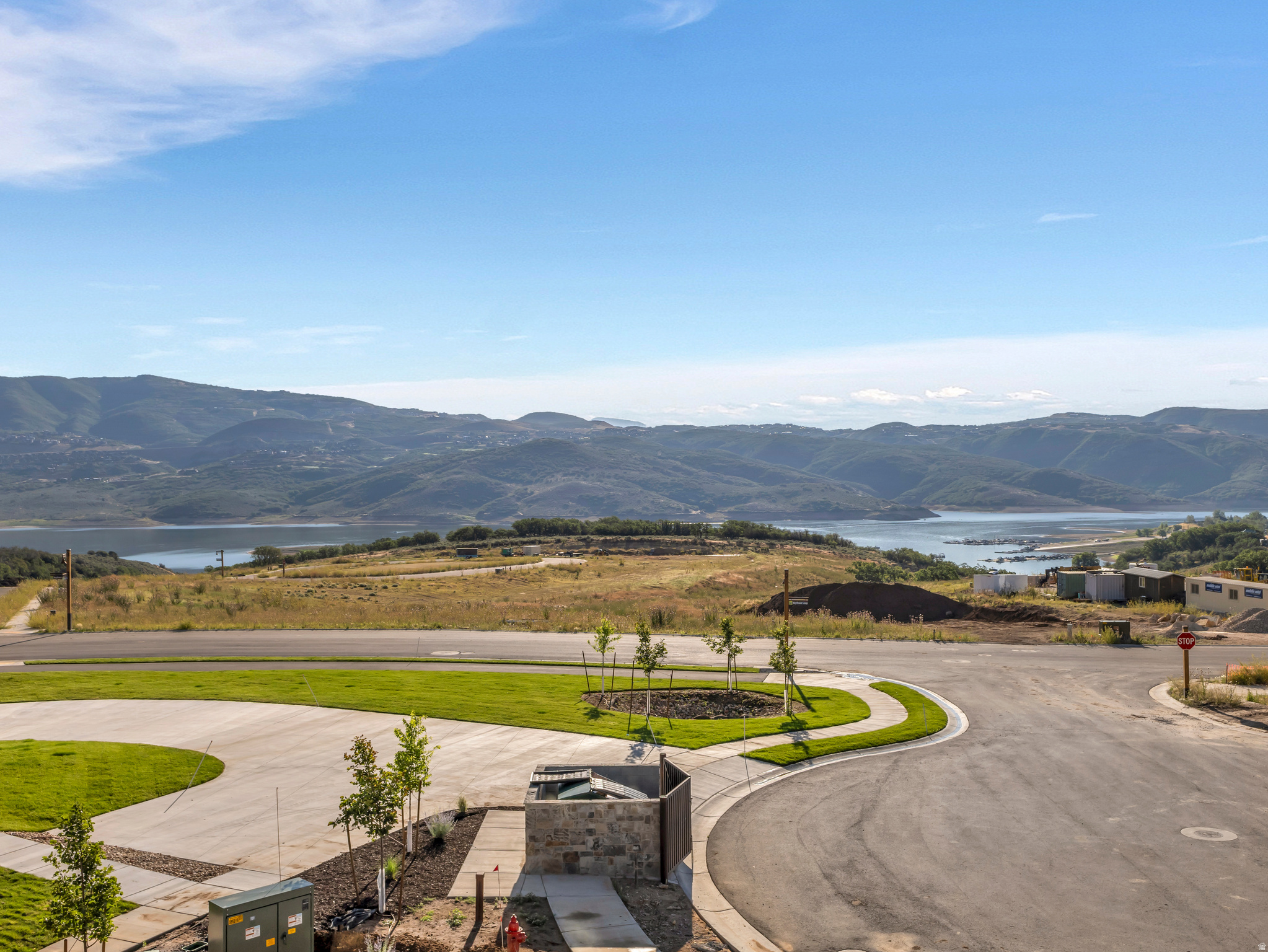 MAYFLOWER LAKESIDE - Residential