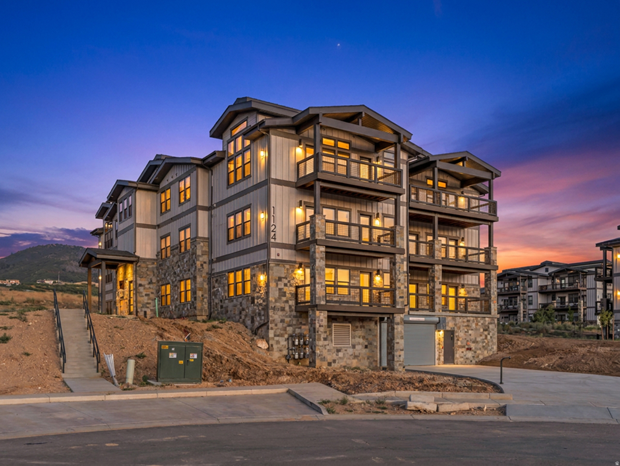 MAYFLOWER LAKESIDE - Residential